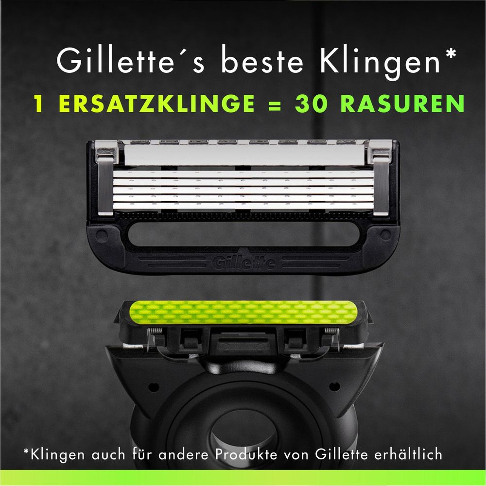 Lametta di ricambio Gillette a quattro lame, accanto al manico.
