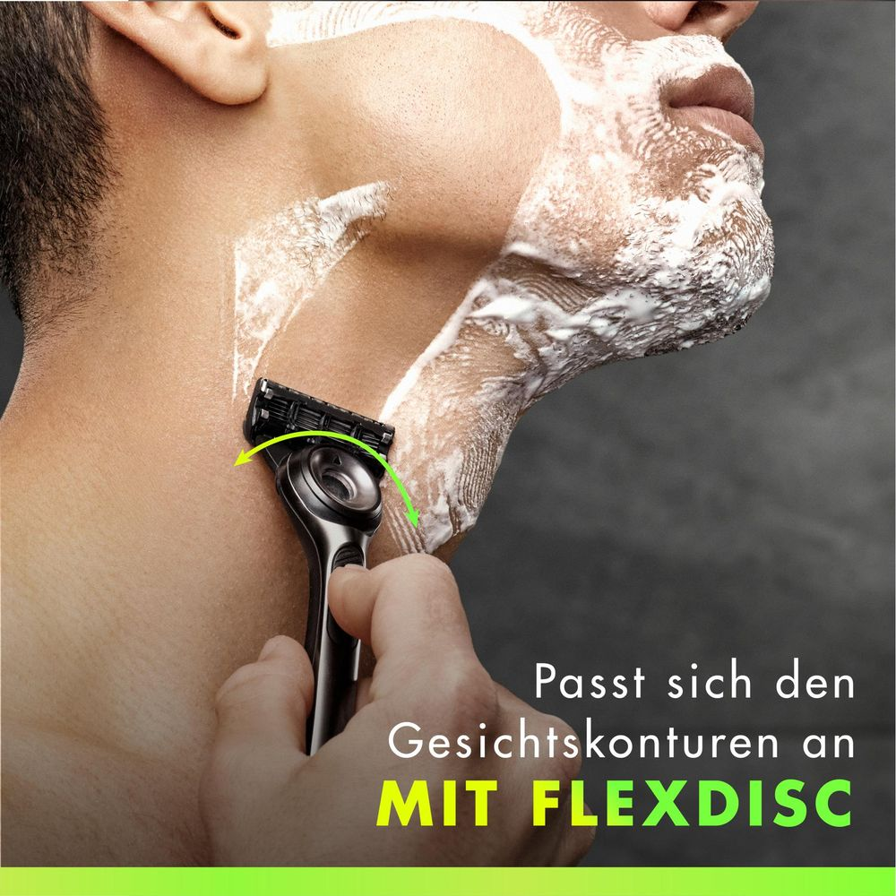 Un uomo si rade con un rasoio FlexDisc e schiuma da barba.