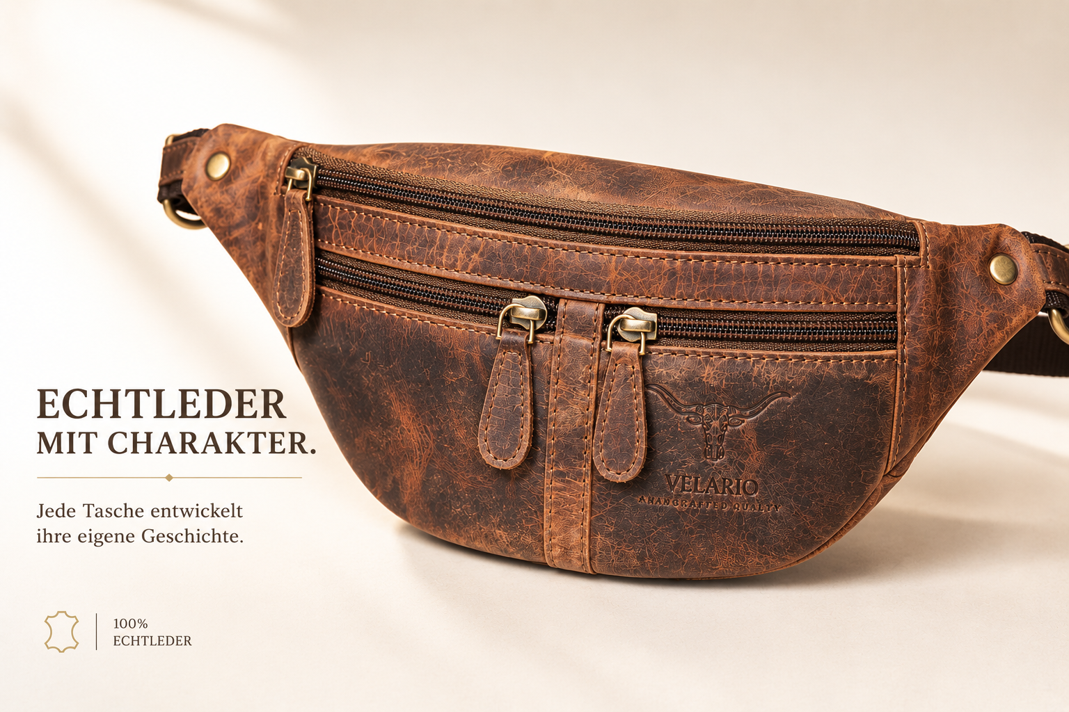 Eine braune Lederbauchtasche mit zwei Reißverschlusstaschen und einem Rinderkopf-Logo.