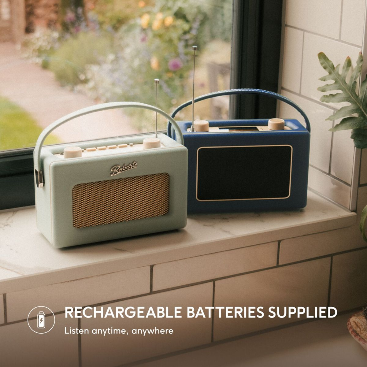 Zwei Retro-Radios, eines hellgrün, eines dunkelblau, stehen nebeneinander.