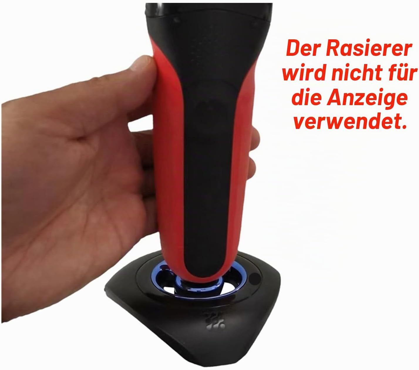 Ein roter und schwarzer Rasierer wird von einer Hand gehalten und steht auf einer schwarzen Ladestation.