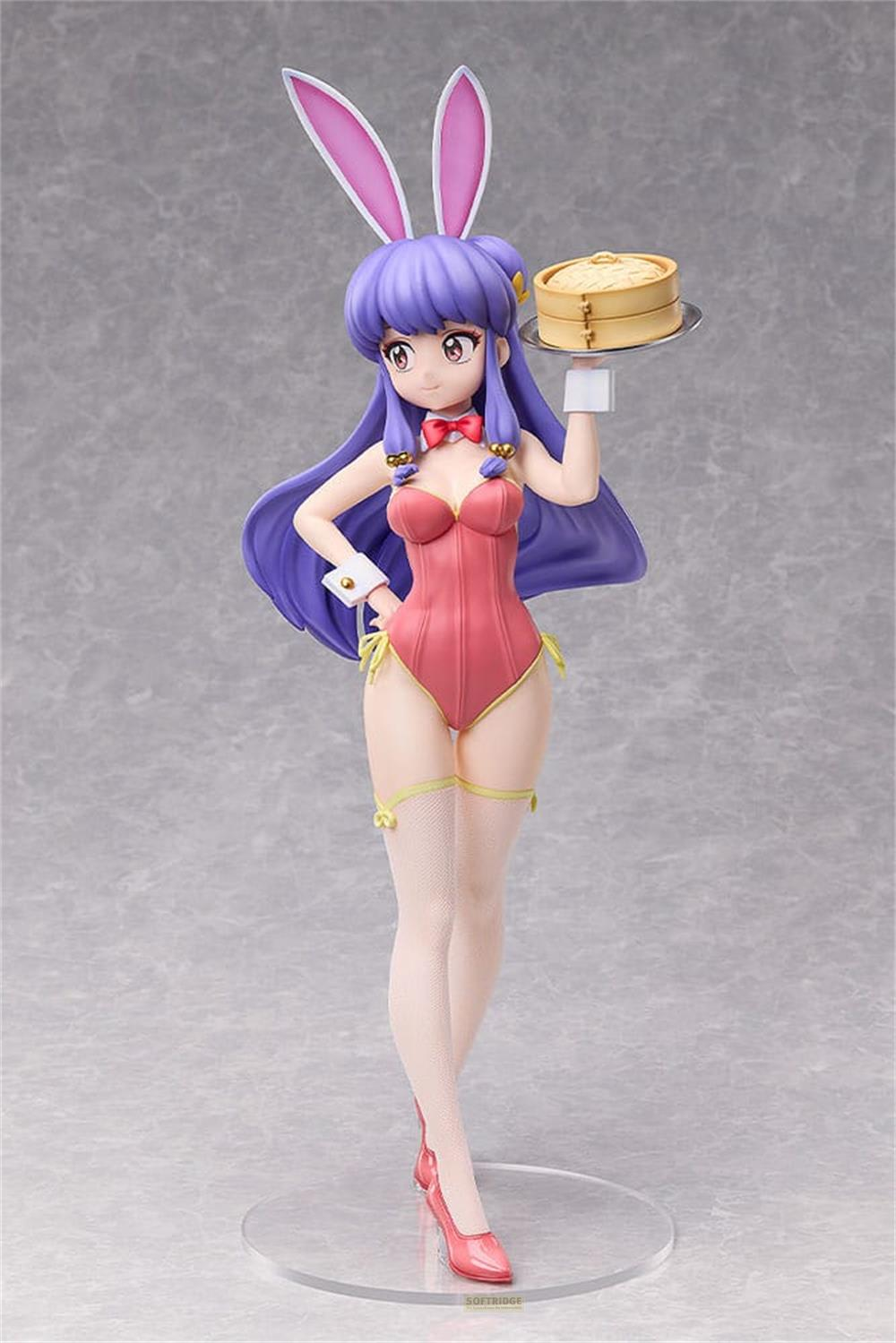Anime-Figur einer Frau mit lila Haaren, Hasenohren, rosa Badeanzug und Dim Sum auf einem Tablett.