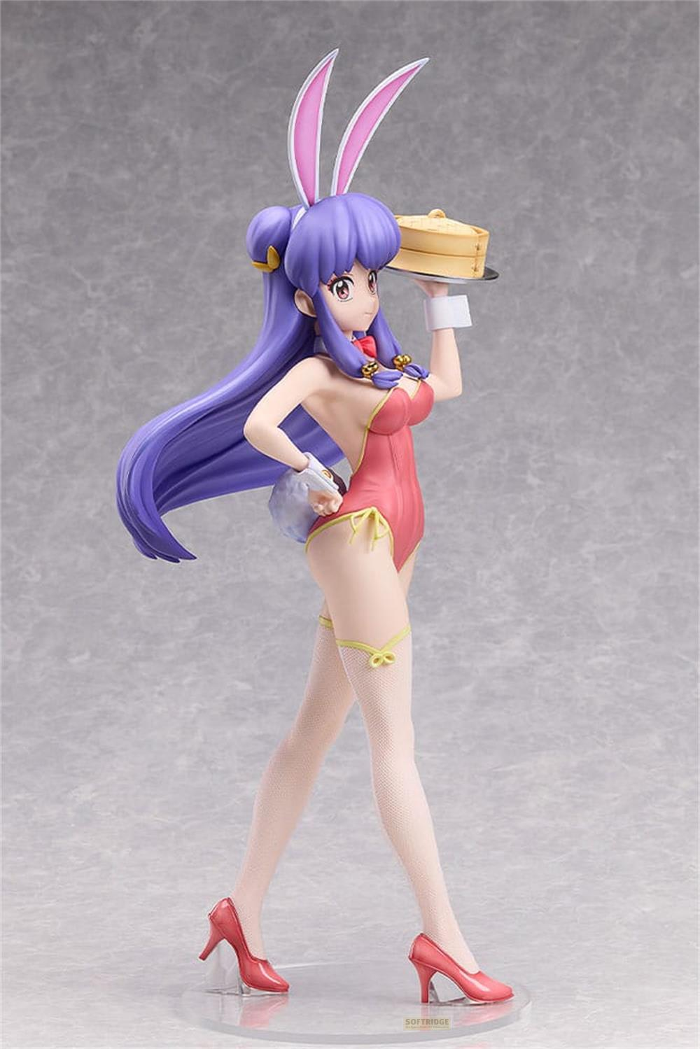 Eine Anime-Figur mit lila Haaren und Hasenohren trägt einen roten Badeanzug und hält eine Servierplatte mit Essen.
