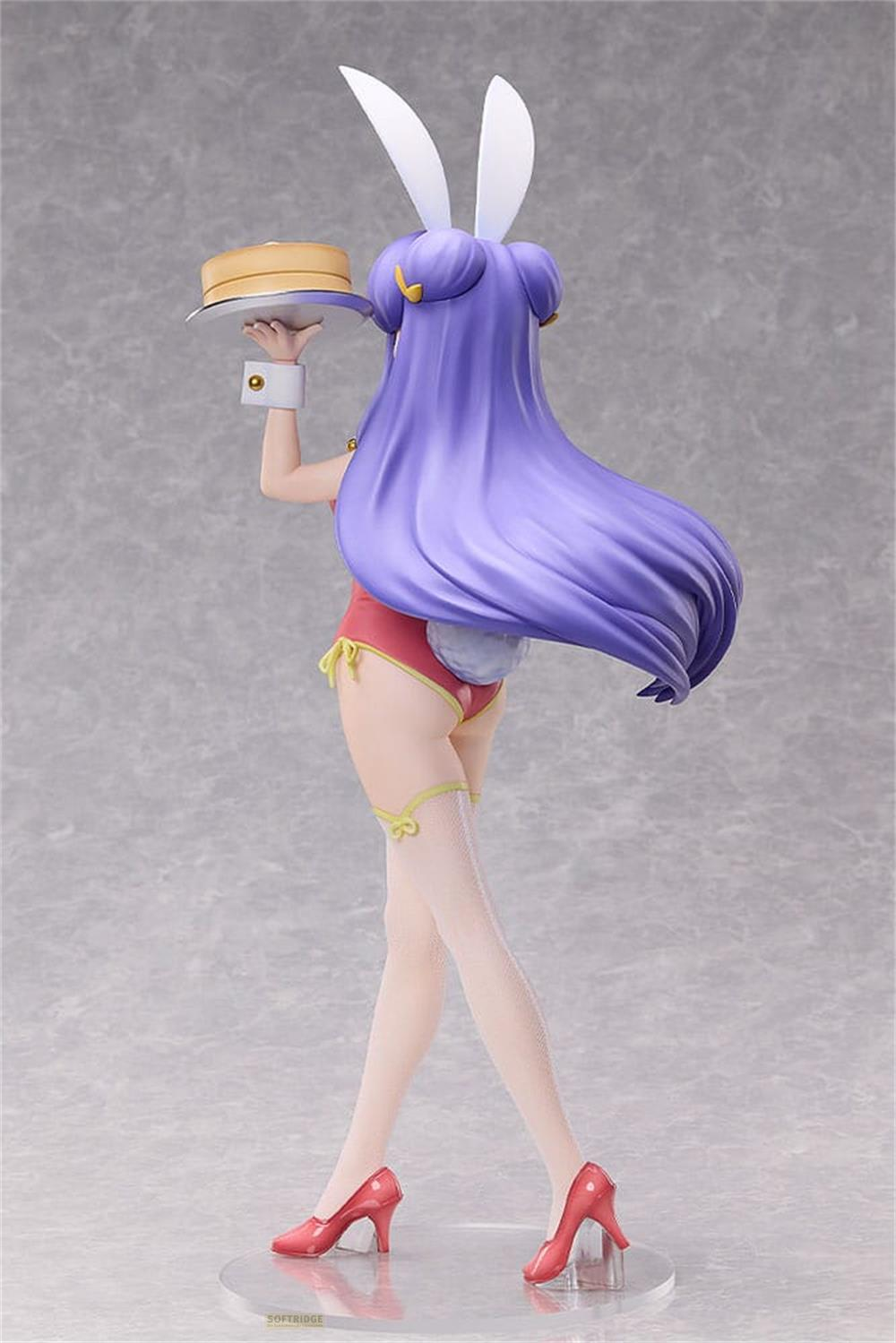 Figur einer Anime-Figur mit lila Haaren, Hasenohren, rotem Badeanzug und Hut.