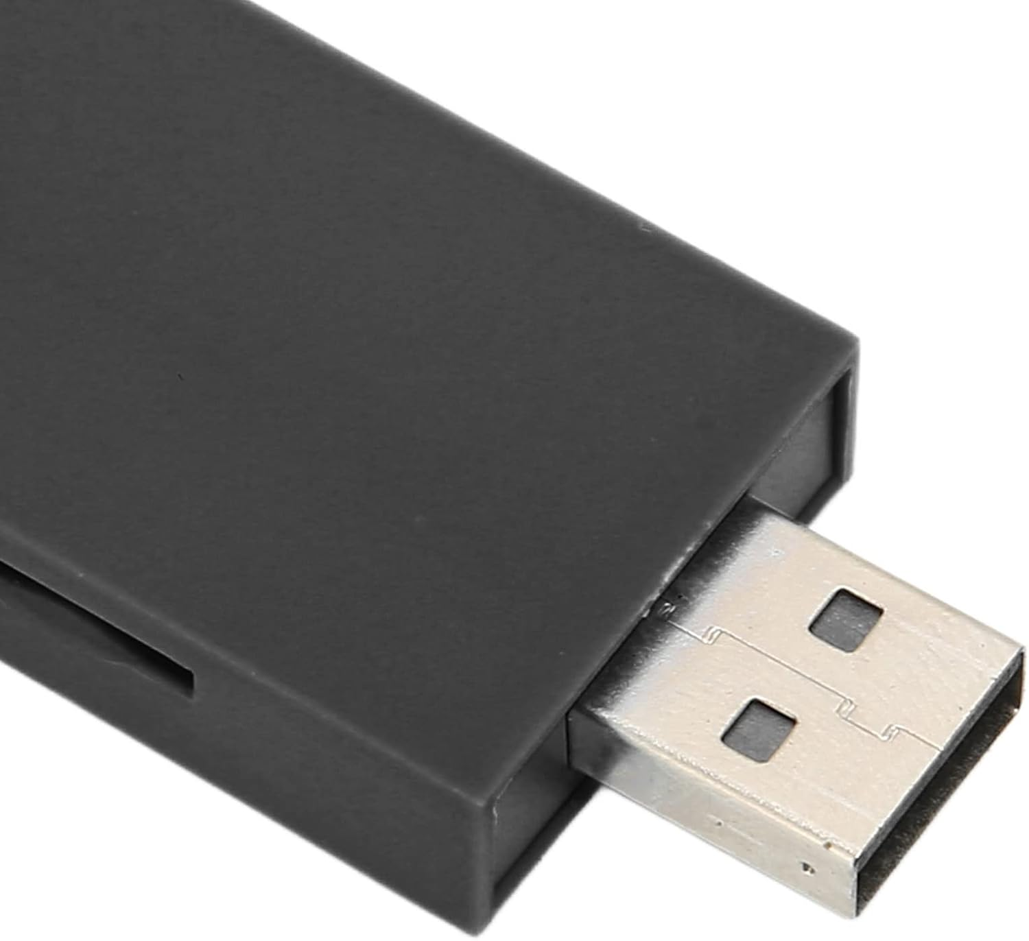 Nahaufnahme eines schwarzen USB-Sticks mit silbernem Stecker.