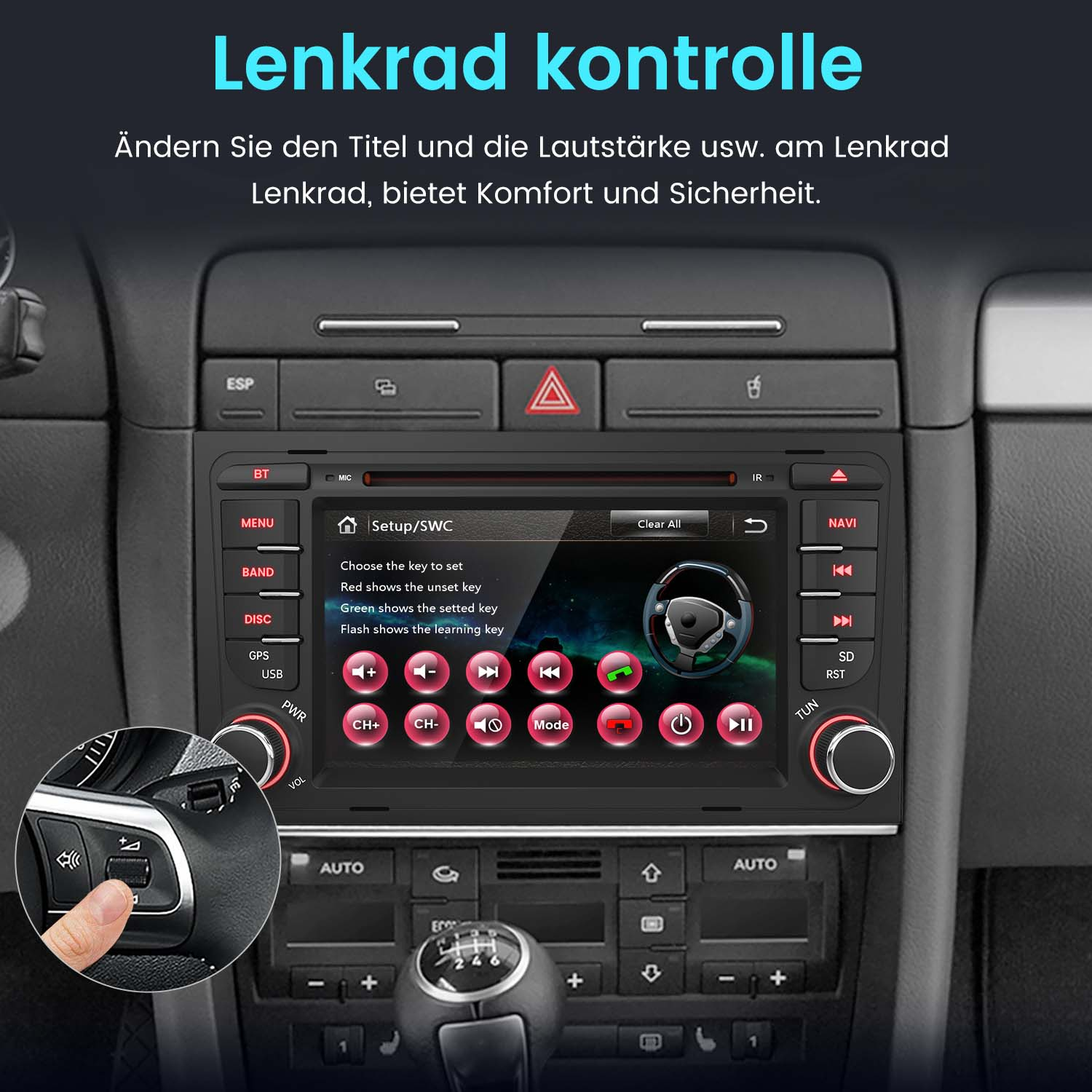 Ein Finger drückt eine Taste am Lenkrad eines Autos, das Infotainmentsystem ist zu sehen.