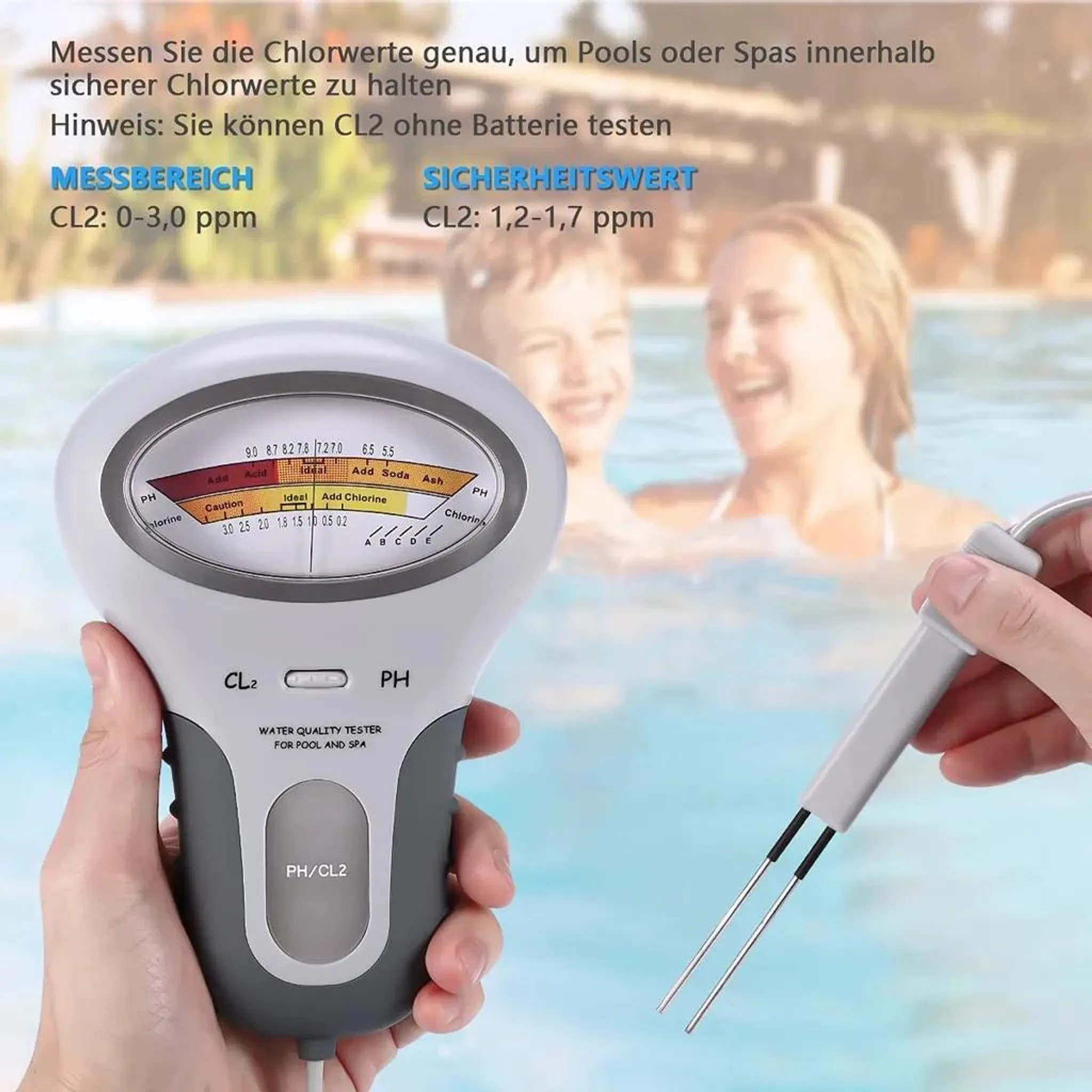 Ein Wasserqualitäts-Tester für Pools und Spas wird in der Hand gehalten. Im Hintergrund sind lächelnde Kinder in einem Pool zu sehen.