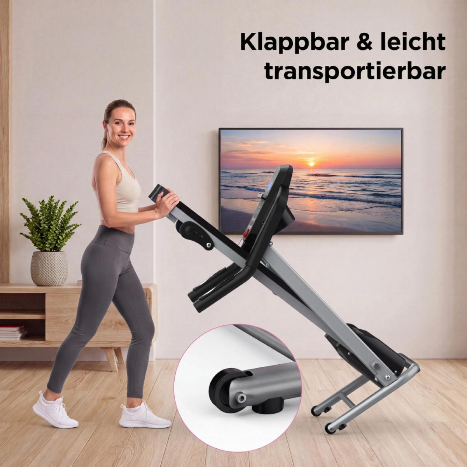 Eine Frau auf einem Laufband in einem Wohnzimmer mit einem Fernseher im Hintergrund.
