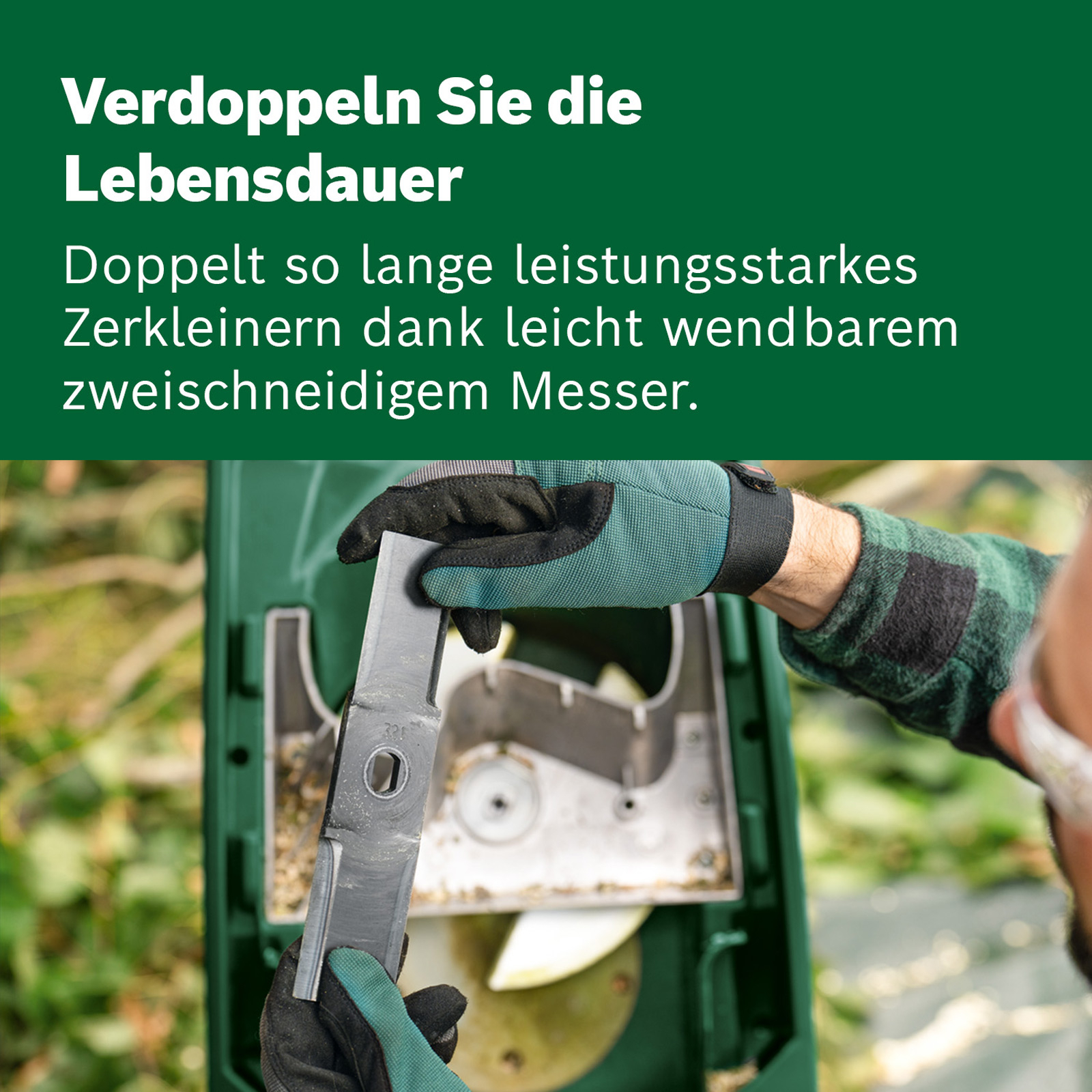 Eine Person mit Schutzhandschuhen hält ein Messer für einen Häcksler.