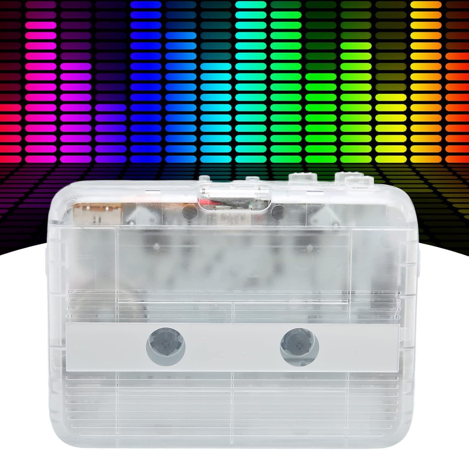 Ein durchsichtiger Kassettenrekorder vor einem bunten Equalizer-Hintergrund.