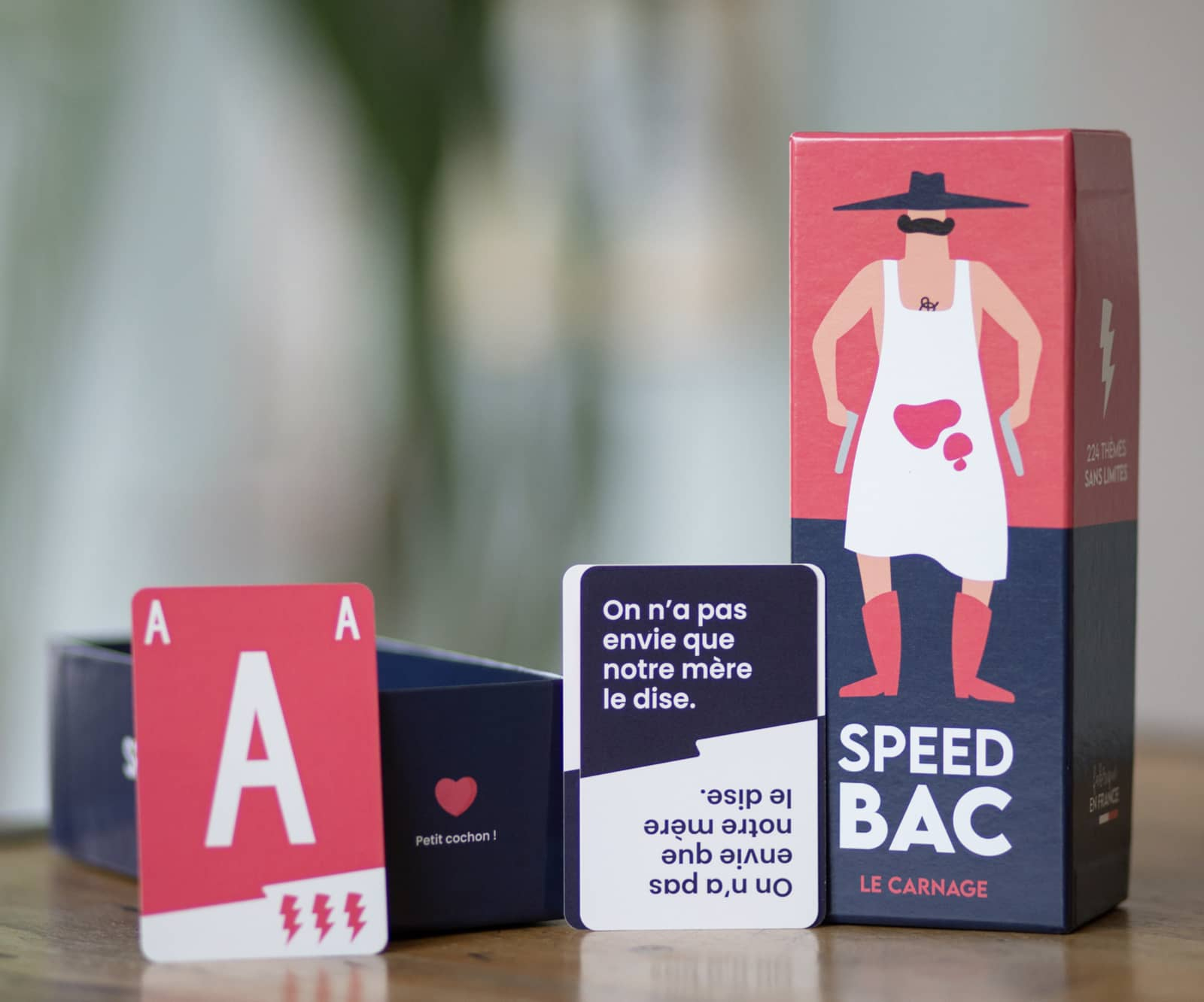 Spielkarten und eine Spielbox mit der Aufschrift "SPEED BAC".
