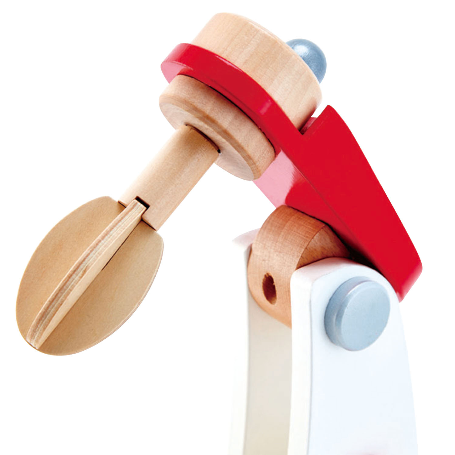 Ein Holzspielzeug mit roten, weißen und naturfarbenen Holzteilen, das einem Kran oder mechanischen Arm ähnelt, vor weißem Hintergrund.