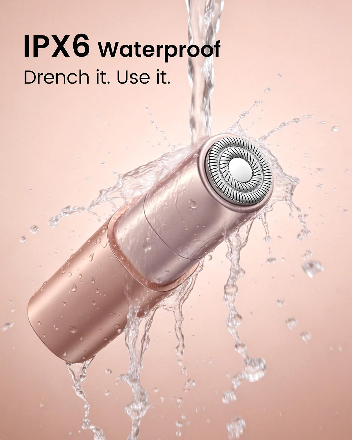 Ein roségoldener Epilierer wird mit Wasser abgespritzt, um die Wasserdichtigkeit zu demonstrieren.