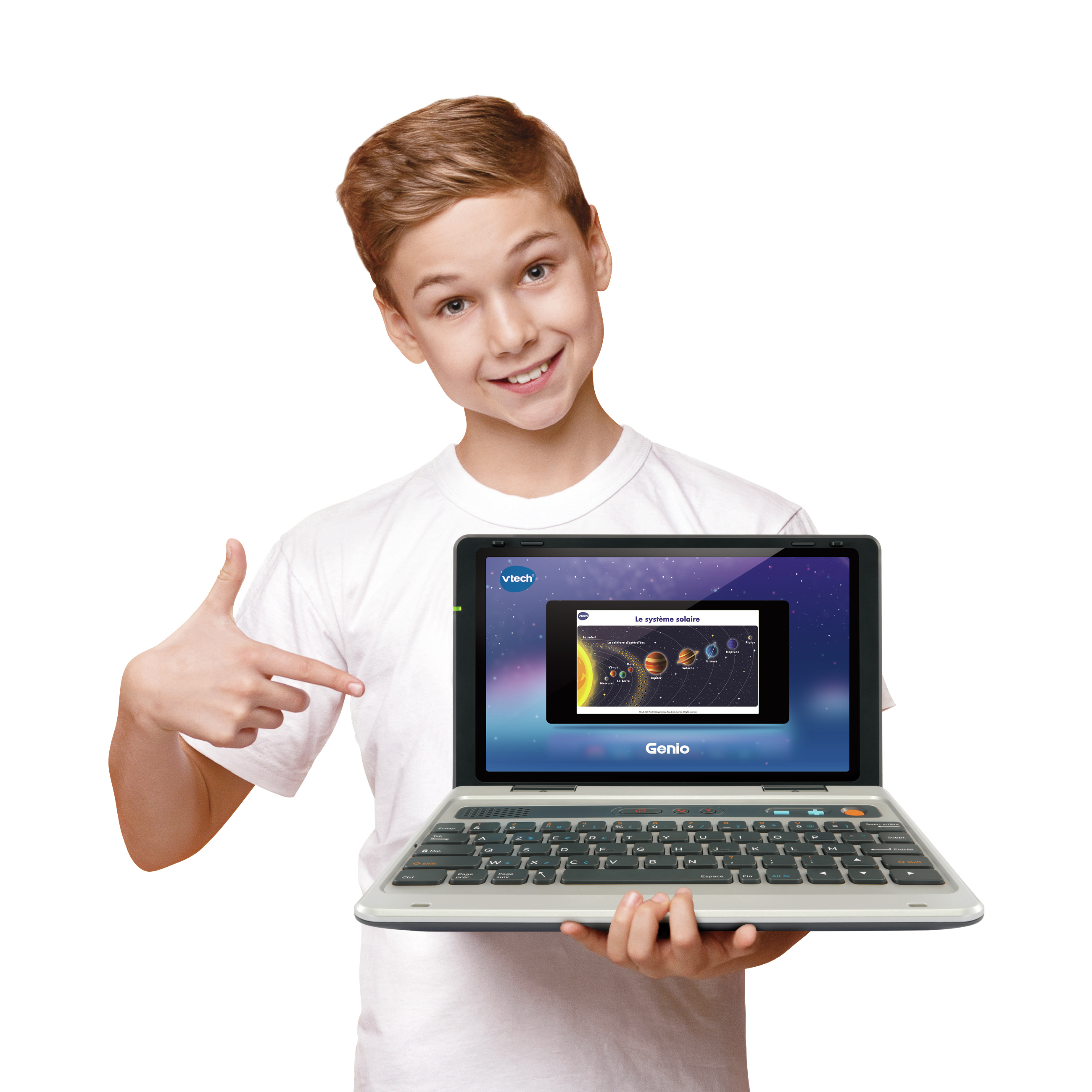 Ein Junge zeigt auf einen Laptop, auf dessen Bildschirm das Sonnensystem abgebildet ist.