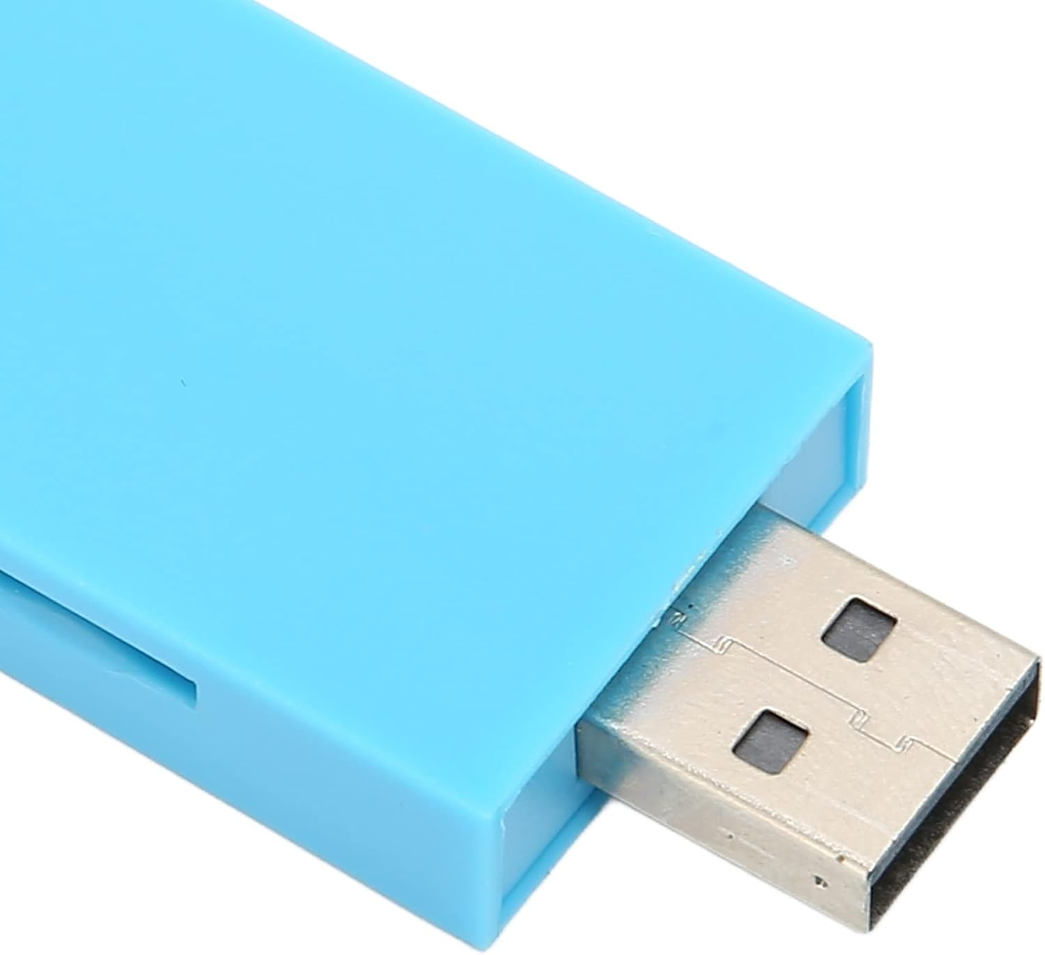 Ein hellblaues USB-Speichergerät mit einem freiliegenden Metallstecker.