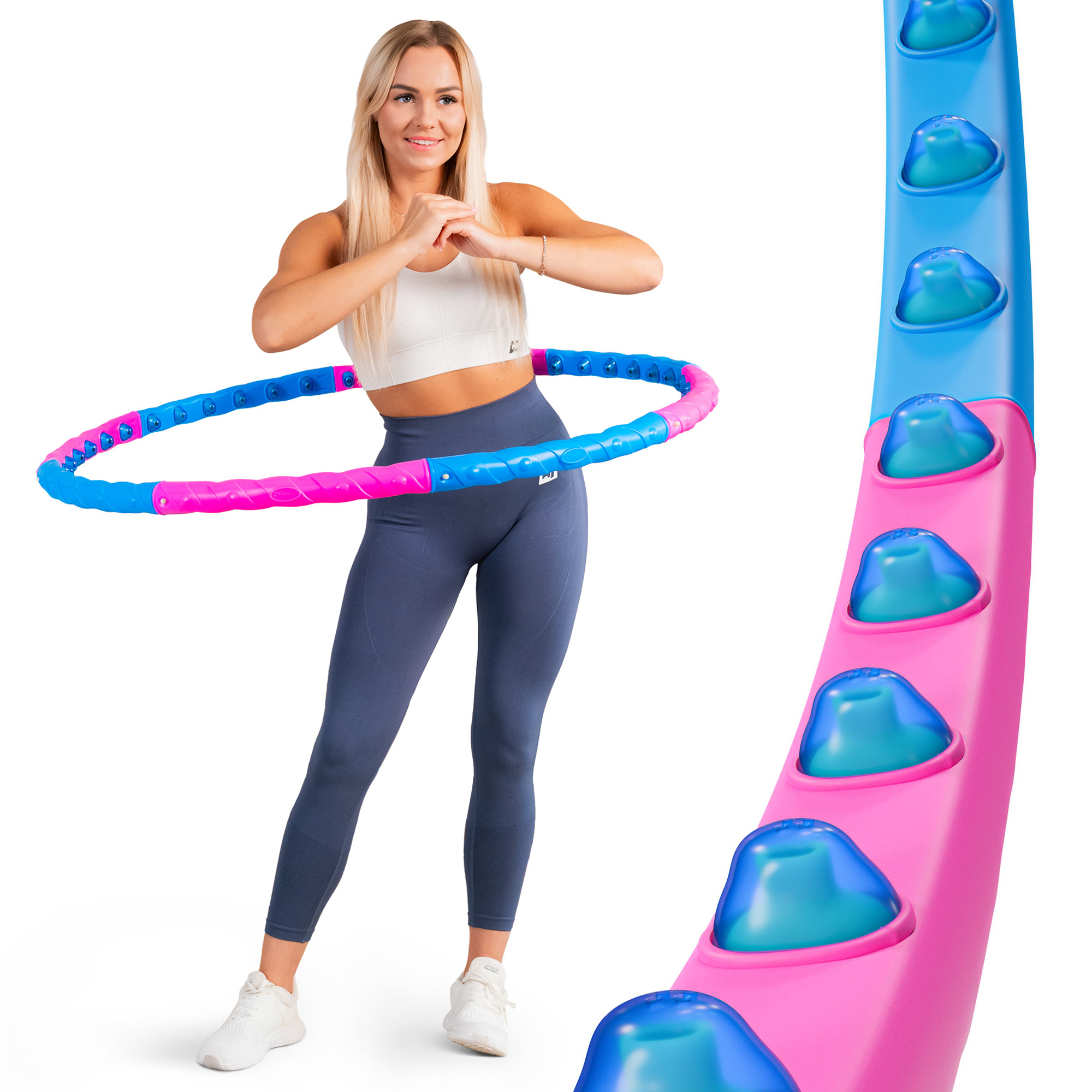 Frau mit Hula-Hoop-Reifen, der rosa und blau ist, mit blauen Gewichten.