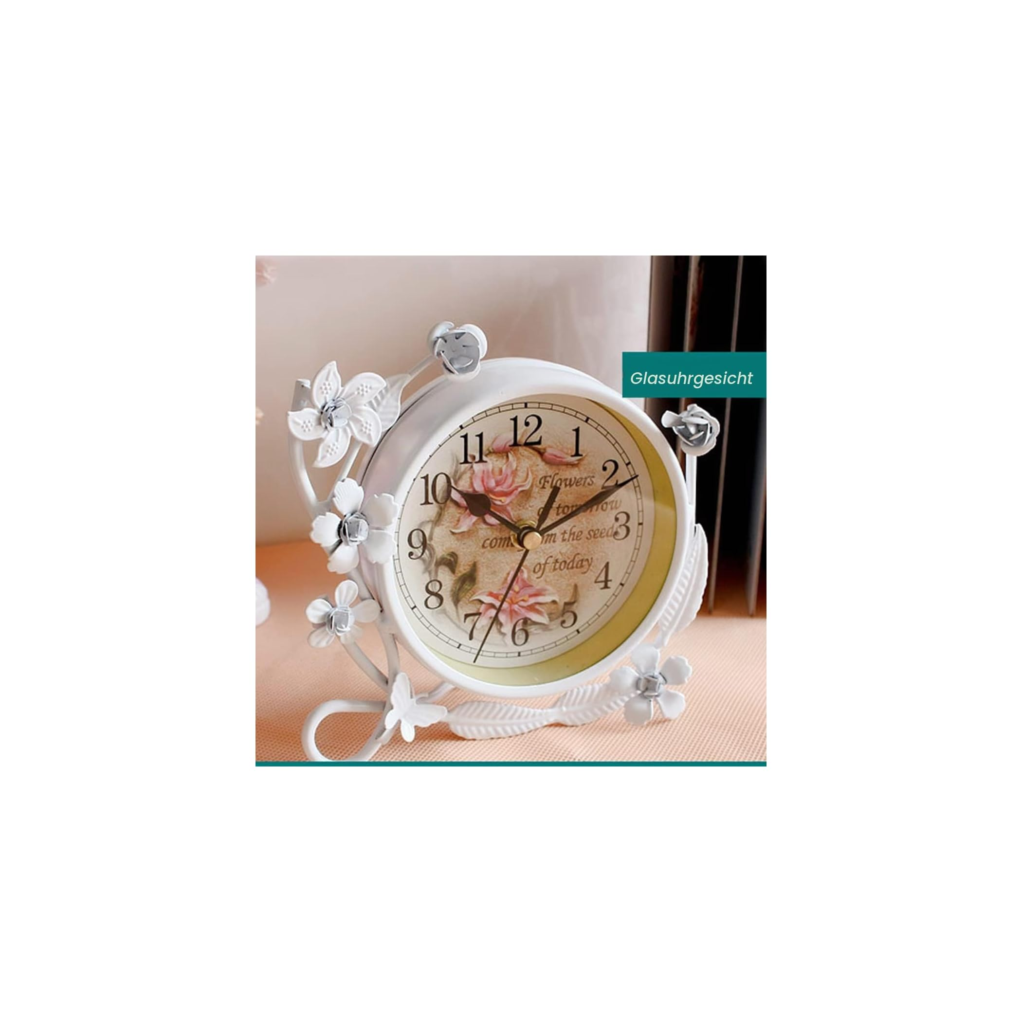 Ein weißer Wecker mit Blumenmotiv und Glashauch.