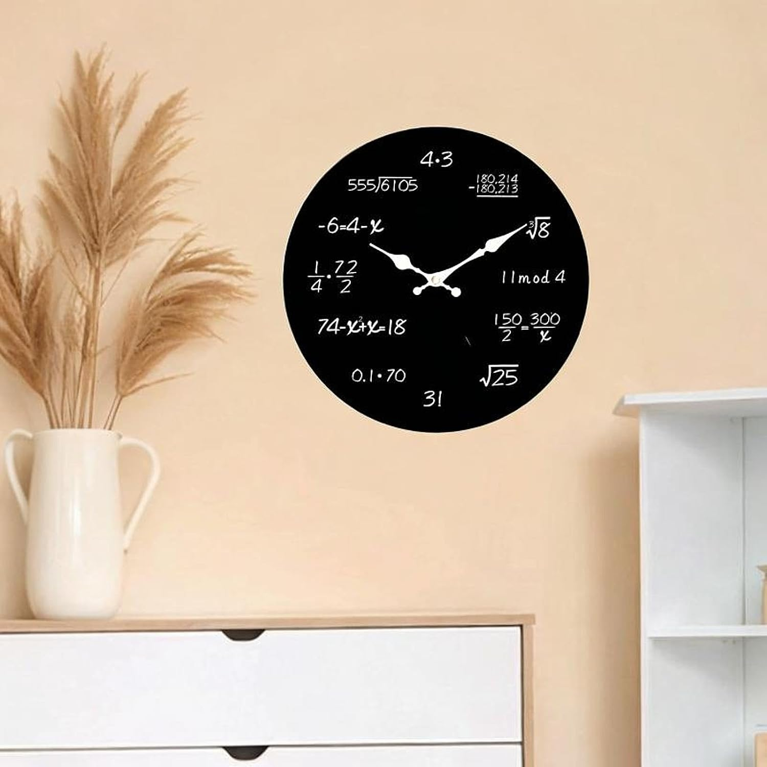 Eine schwarze Uhr mit mathematischen Gleichungen anstelle von Zahlen auf dem Zifferblatt.