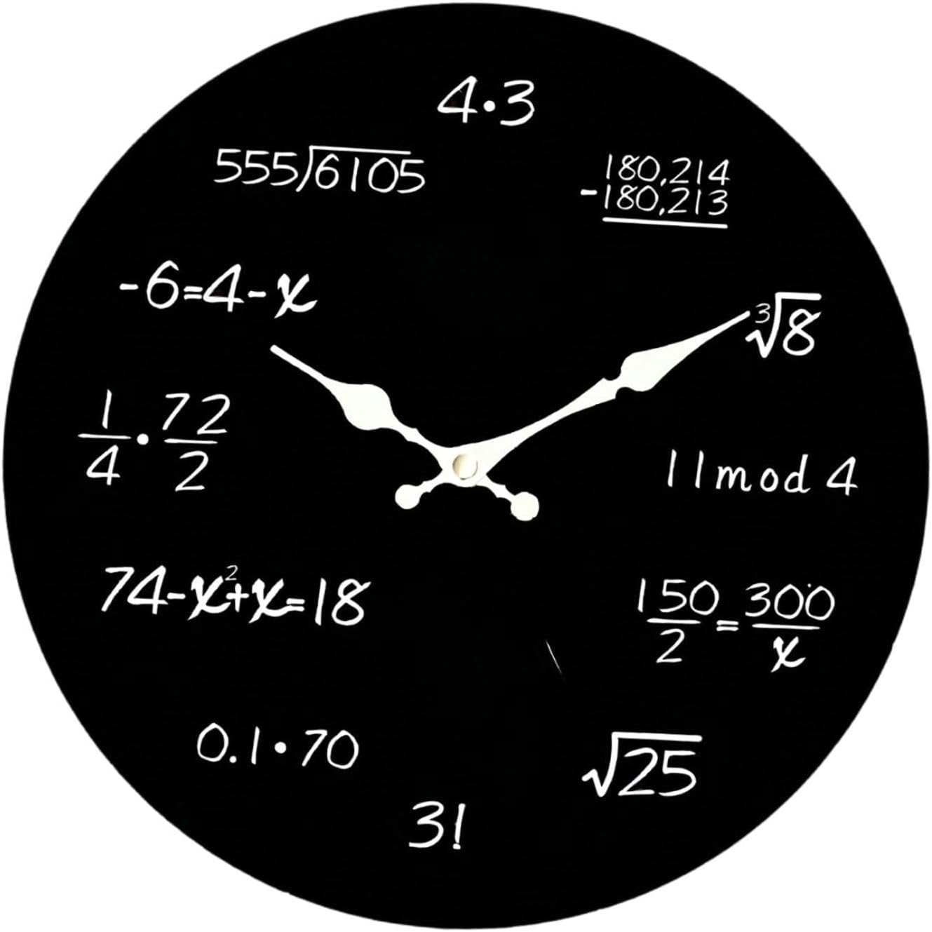 Eine schwarze Uhr mit weißen mathematischen Gleichungen.