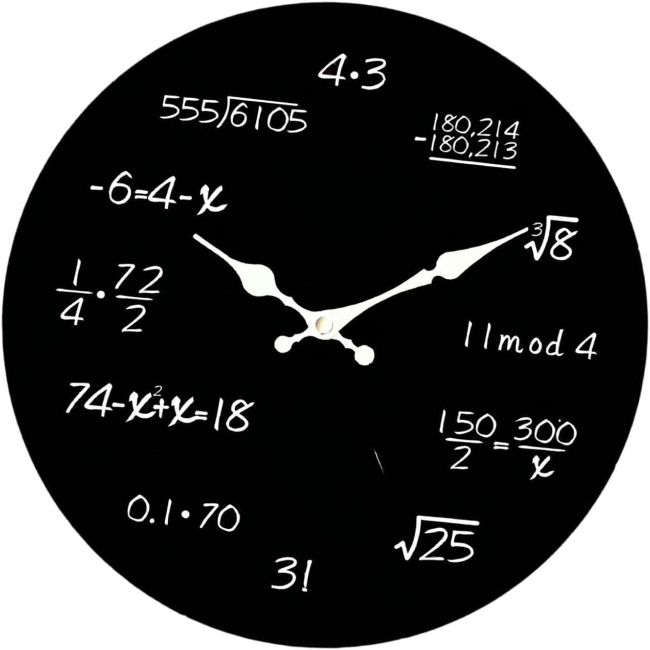 Schwarze Uhr mit weißen mathematischen Gleichungen und Zeigern.