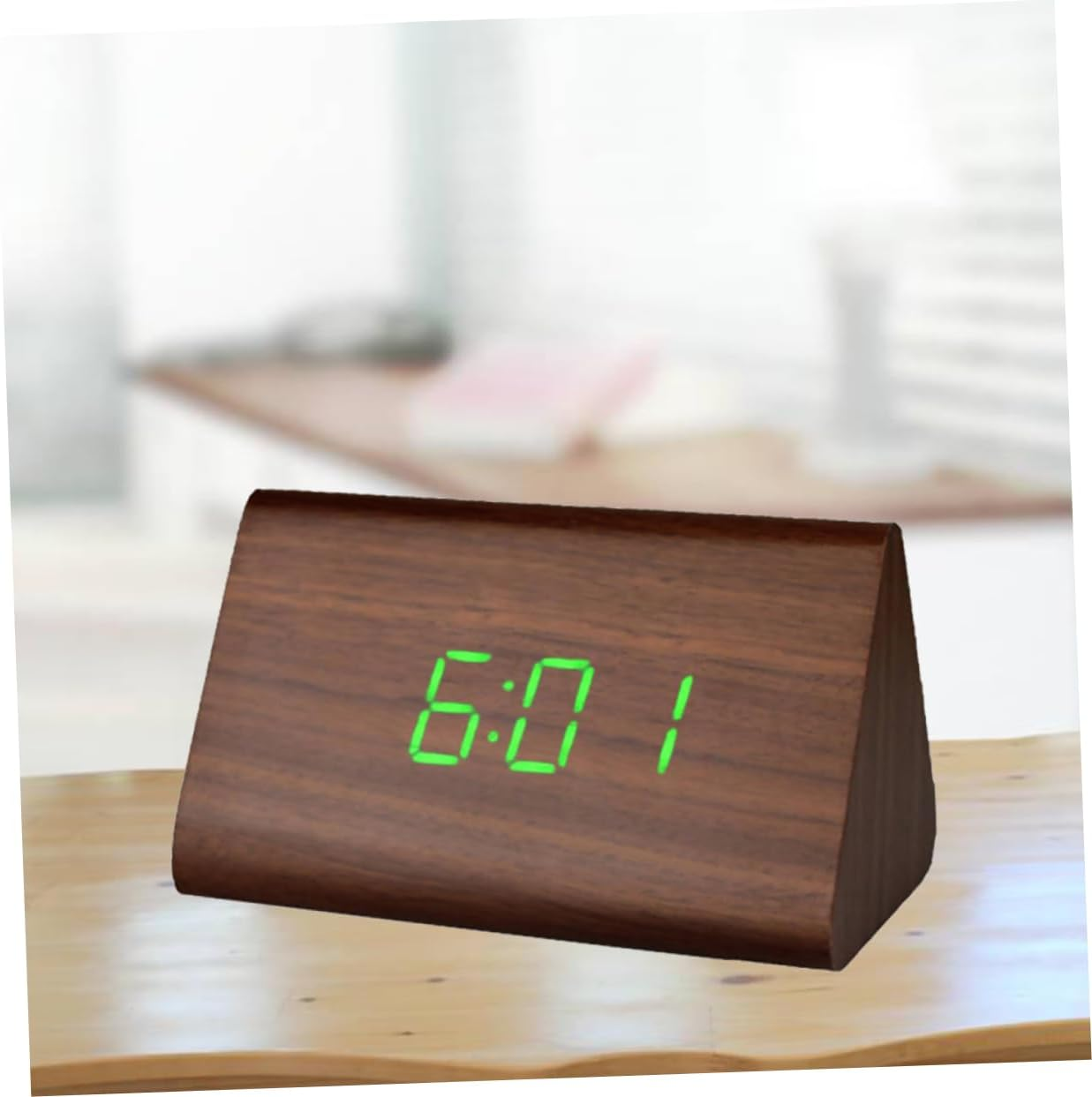 Ein Holzwecker mit grüner Digitalanzeige, die 6:01 zeigt.