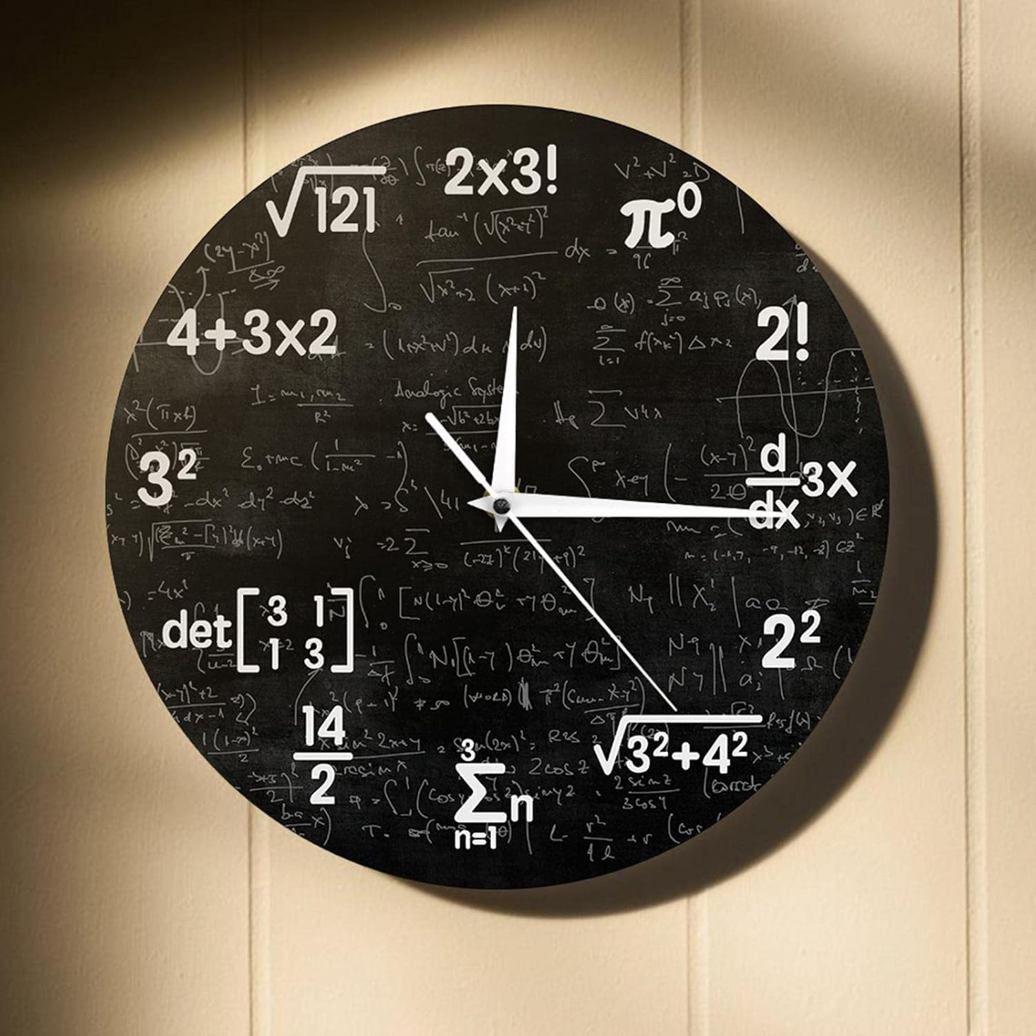 Eine schwarze runde Wanduhr mit weißen mathematischen Gleichungen und Symbolen anstelle von Zahlen, mit weißen Zeigern.