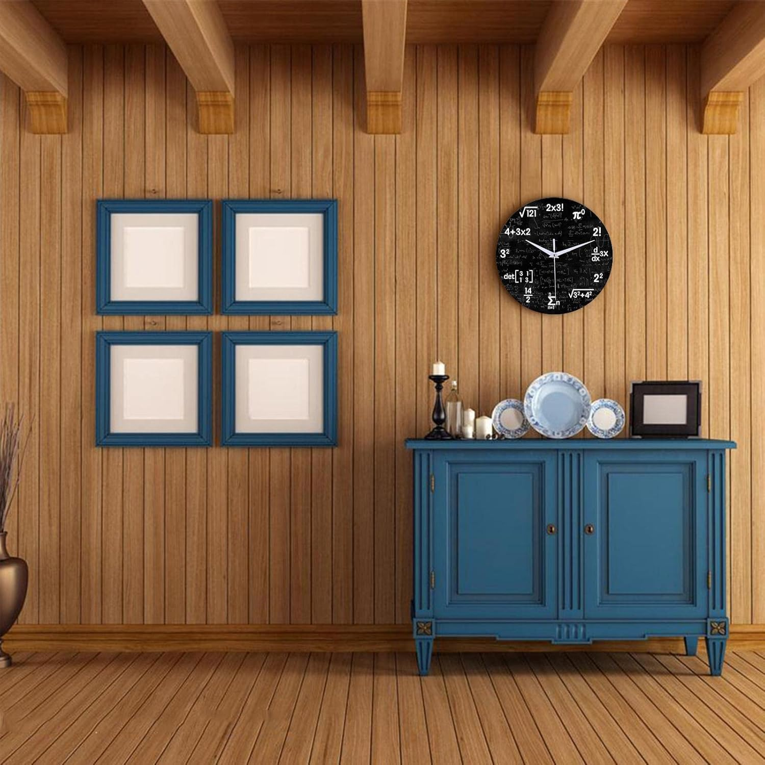 Eine blaue Kommode mit Tellern und Bilderrahmen steht an einer Holzwand.