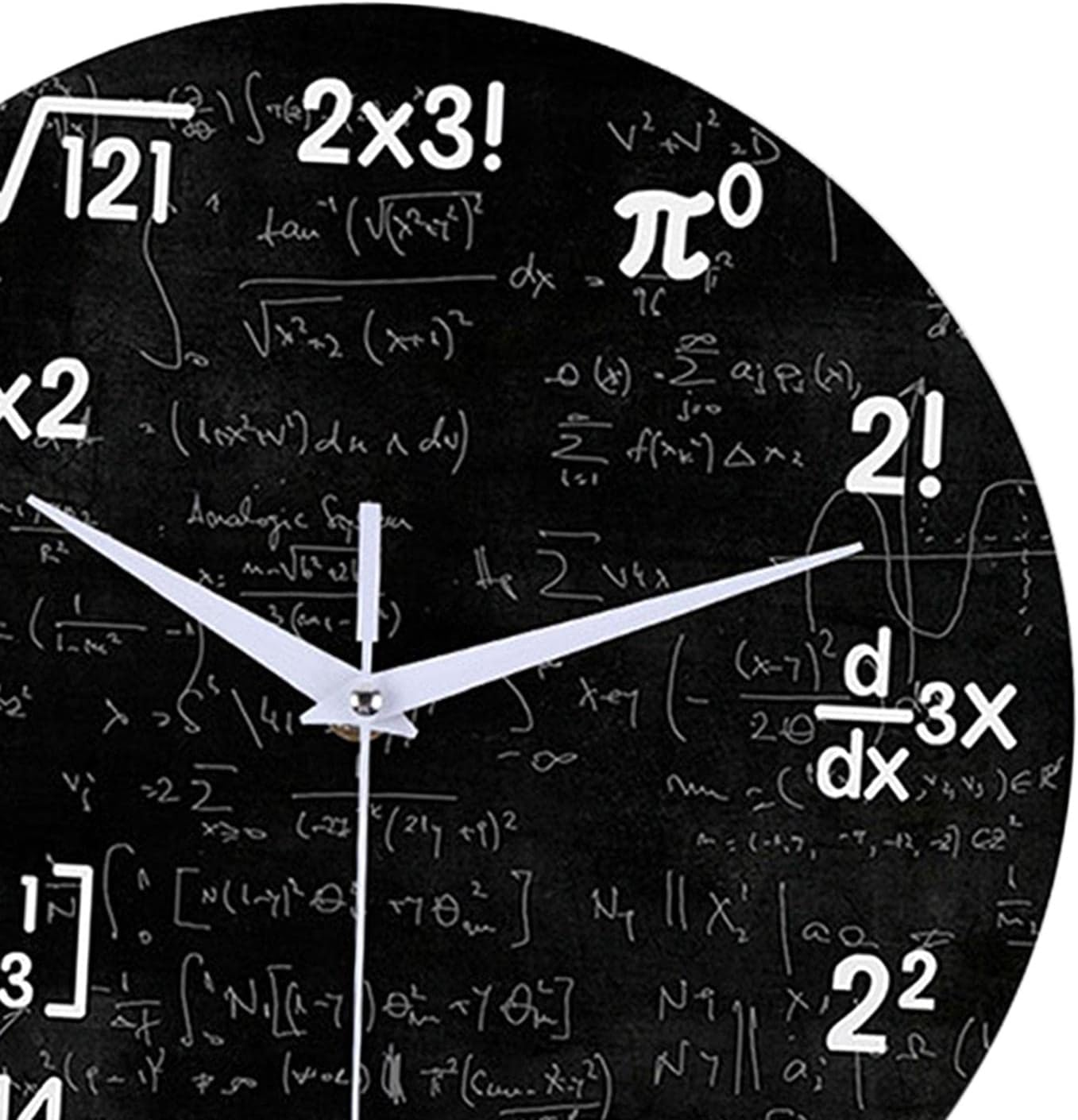 Eine Uhr mit mathematischen Formeln und Zahlen auf schwarzem Hintergrund.