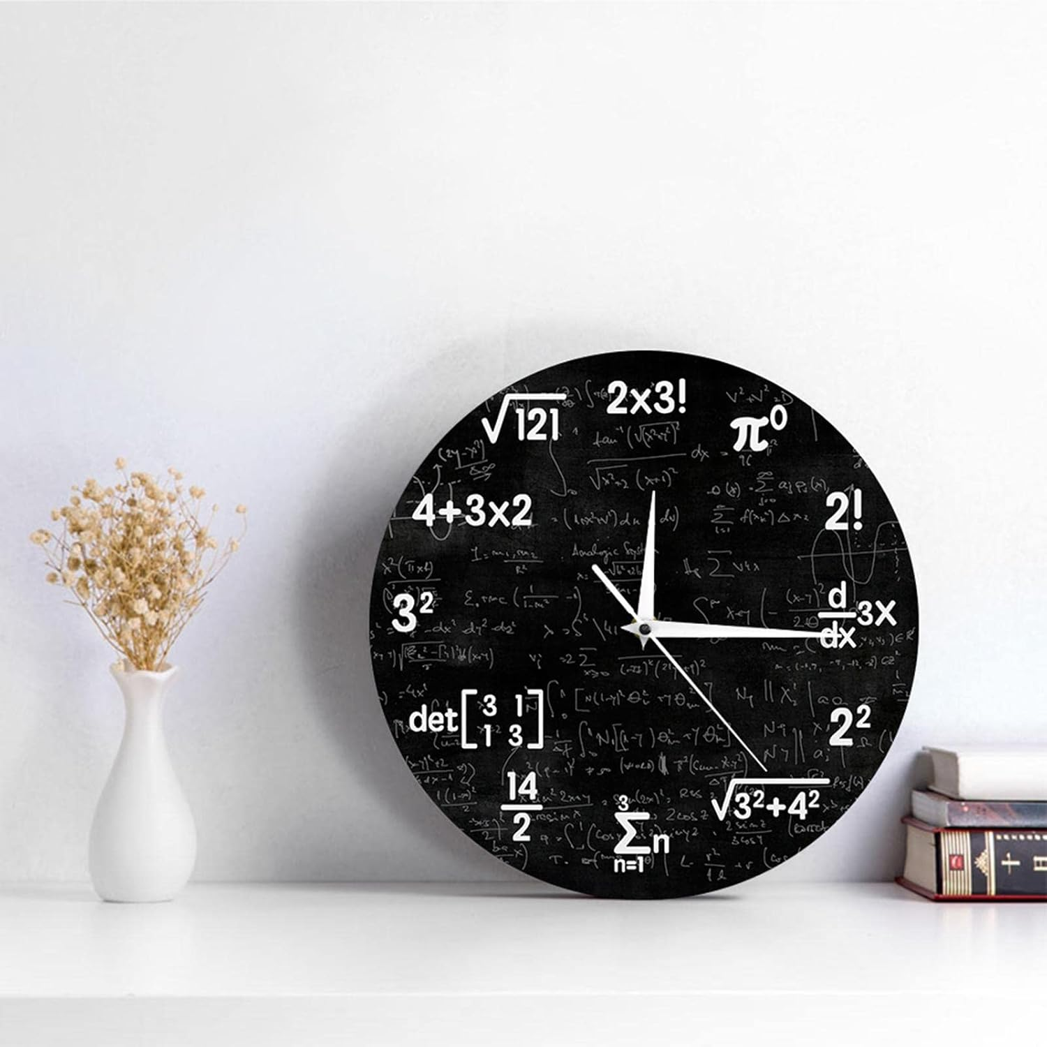 Eine schwarze Wanduhr mit mathematischen Formeln und Gleichungen als Zifferblatt.