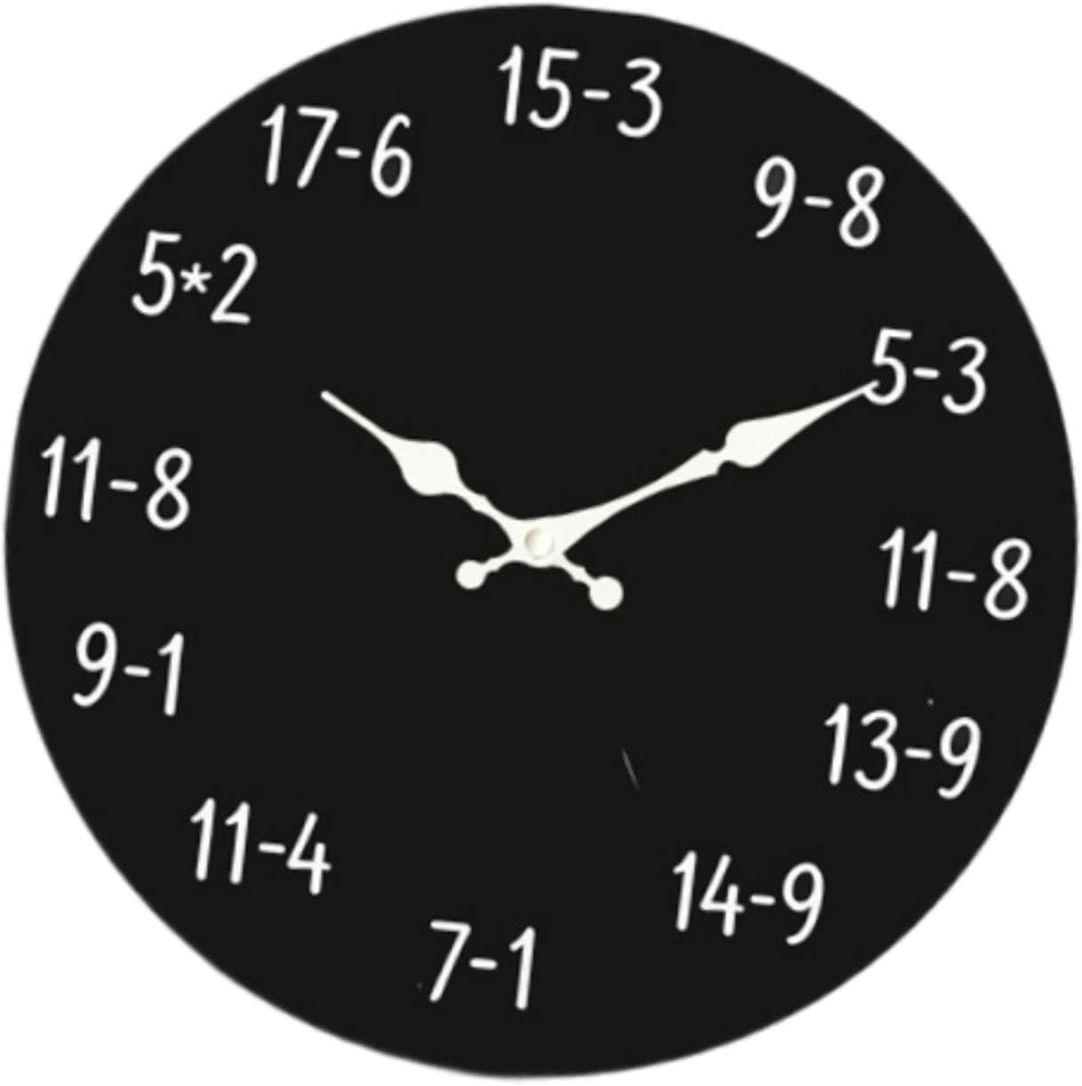 Schwarze Uhr mit weißen mathematischen Gleichungen anstelle von Zahlen.