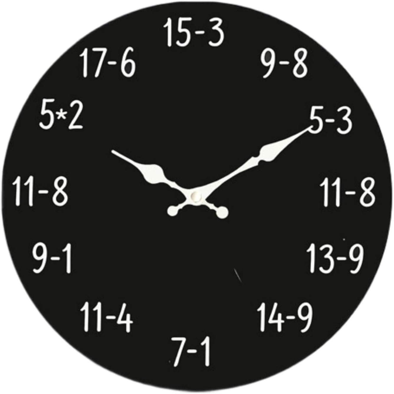 Schwarze Uhr mit weißen Zahlen und Zeigern, die mathematische Berechnungen darstellen.