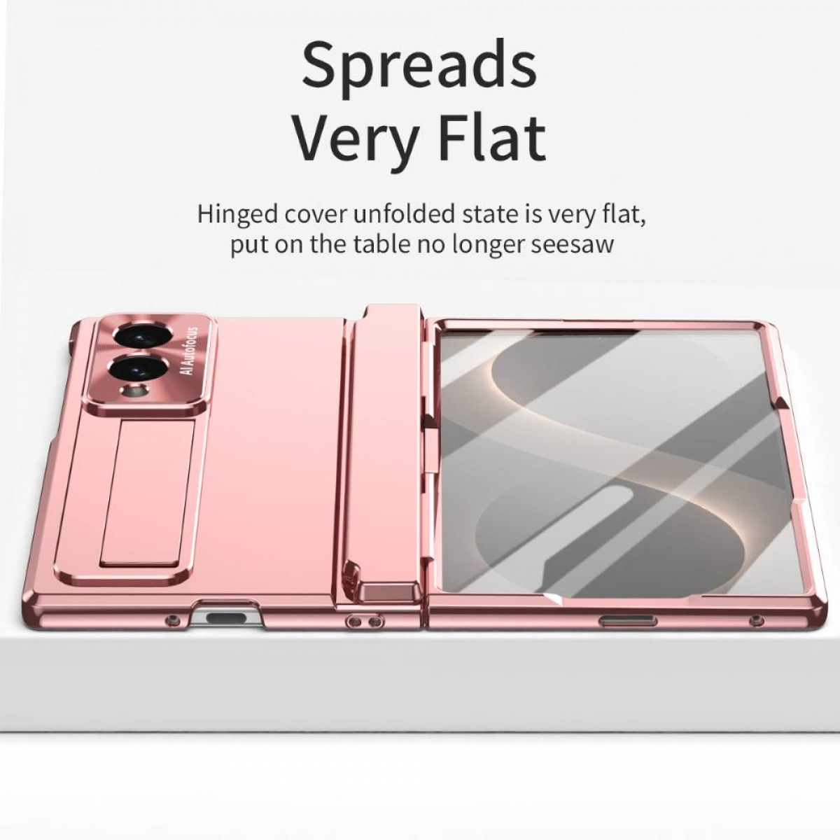 Ein roségoldenes Klapphandy-Etui mit Kameras und Ständer liegt flach auf einer weißen Oberfläche.