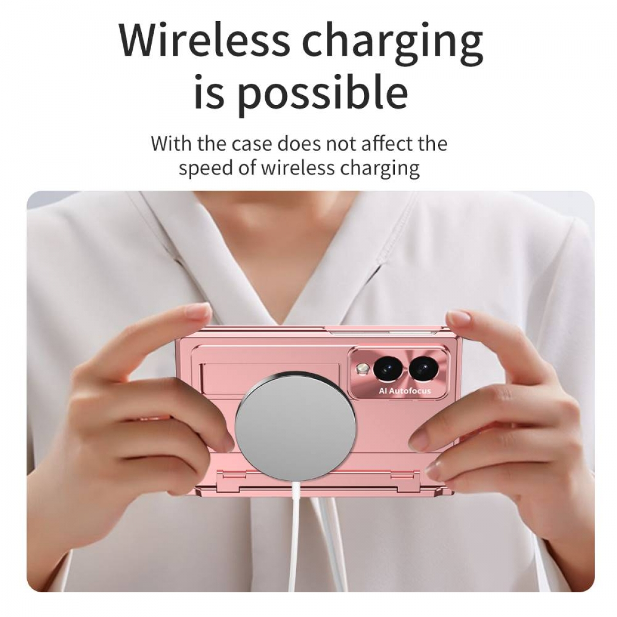 Eine Person hält ein rosafarbenes Handy mit einer runden magnetischen Ladestation.