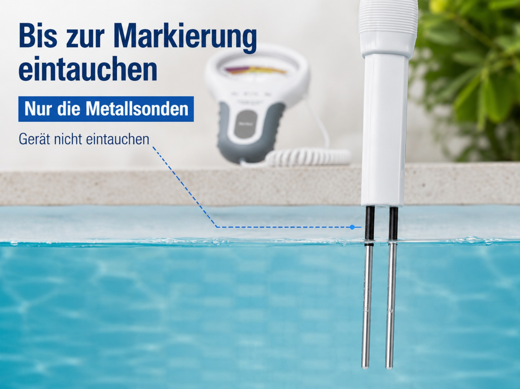 Ein Messgerät mit zwei Sonden wird bis zur Markierung in Wasser eingetaucht.