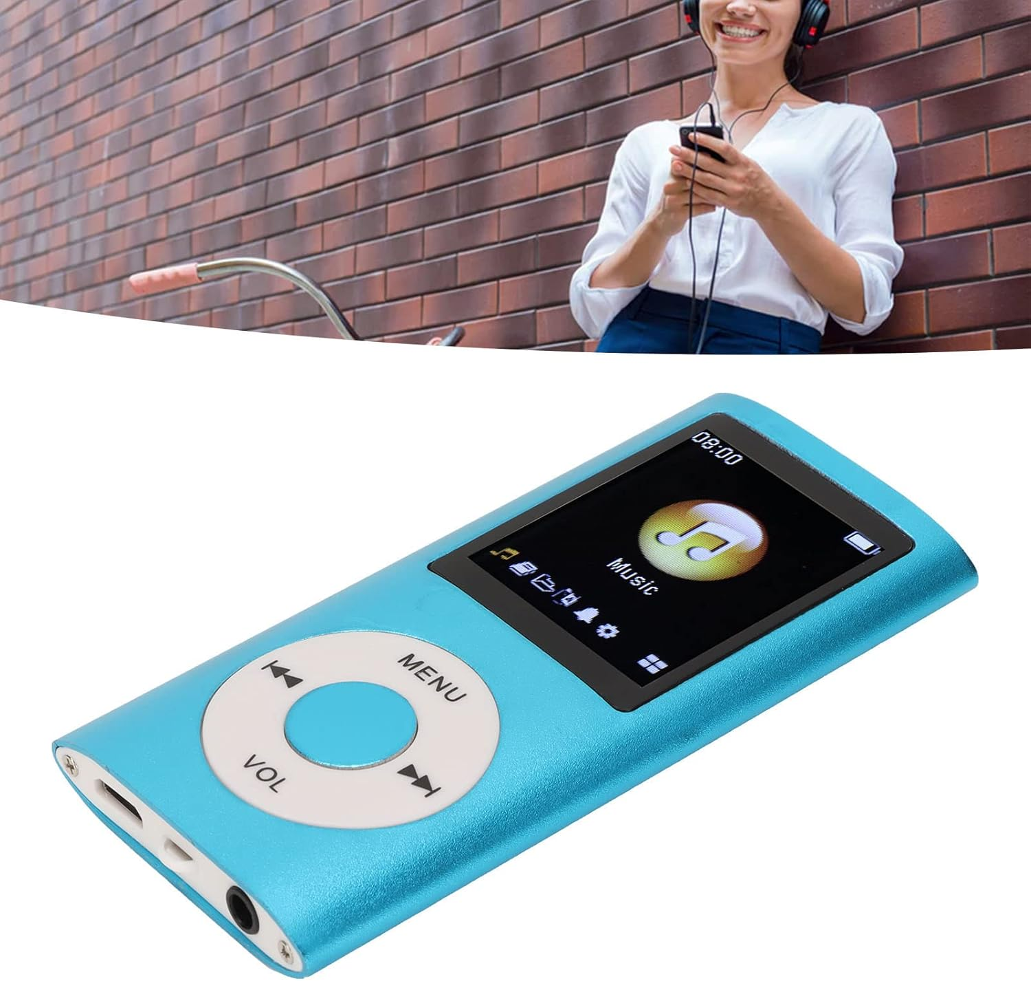 Ein blauer MP3-Player mit einem Bildschirm, der ein Musiksymbol zeigt, und eine Frau mit Kopfhörern, die ein Handy hält.