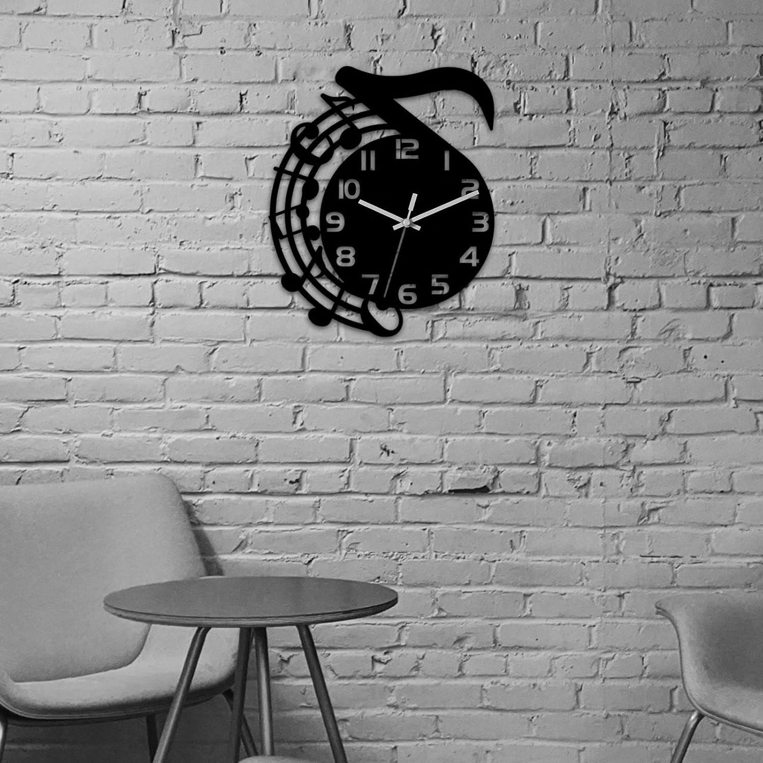 Eine schwarze Wanduhr in Notenform hängt an einer weißen Ziegelwand.