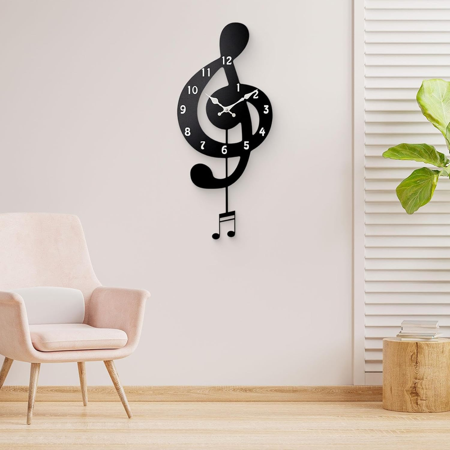 Eine schwarze Violinschlüssel-Uhr mit weißen Ziffern hängt an der Wand über einem rosa Stuhl.
