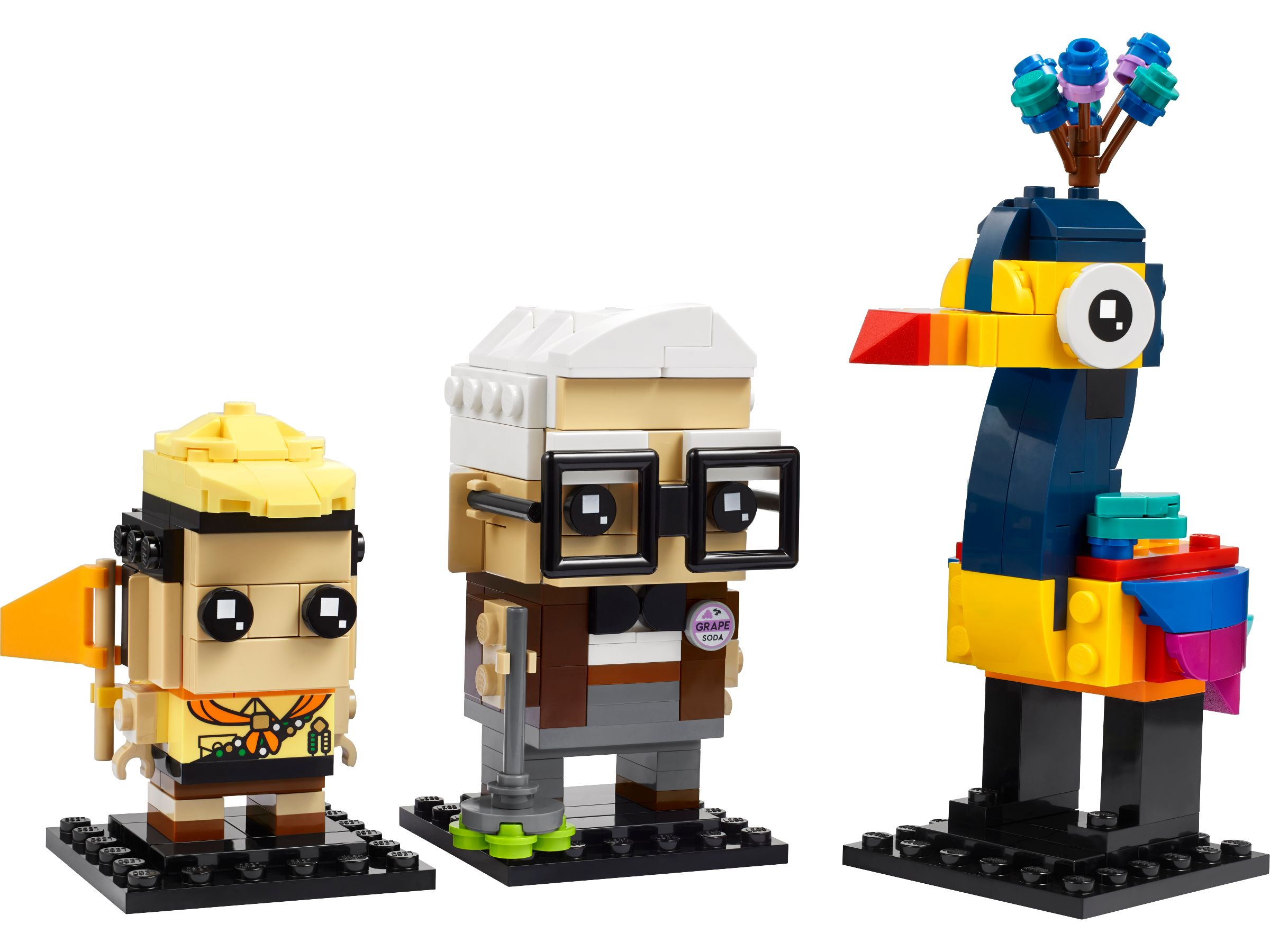 Drei Lego-Figuren: ein Junge, ein alter Mann und ein bunter Vogel.