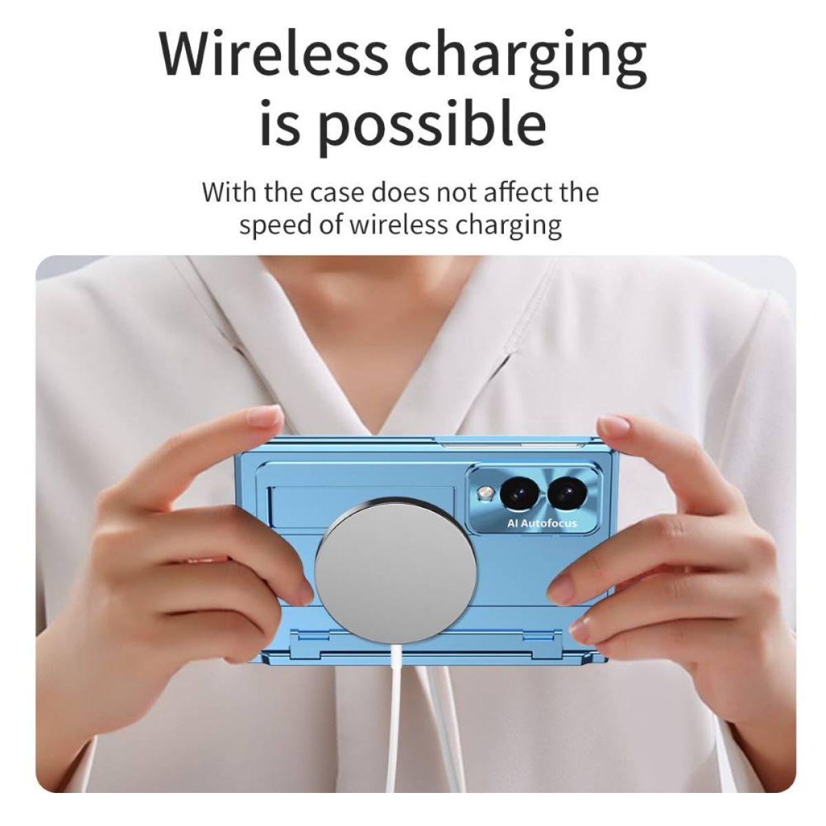 Blaues Handy mit Ladekreis und Kabel, von Händen gehalten.