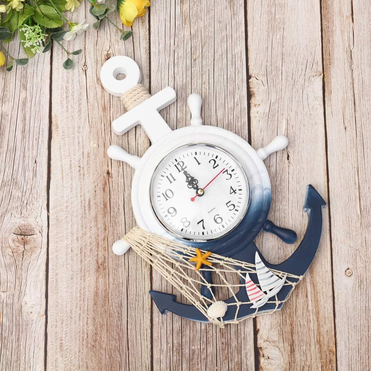 Maritime Uhr in Form eines Ankers und Steuerrads mit Netz, Seestern und Muscheln.