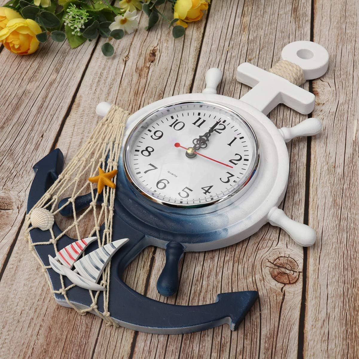 Nautische Uhr mit Anker, Schiffsrad, Netz, Seestern, Muschel und Segelbooten.