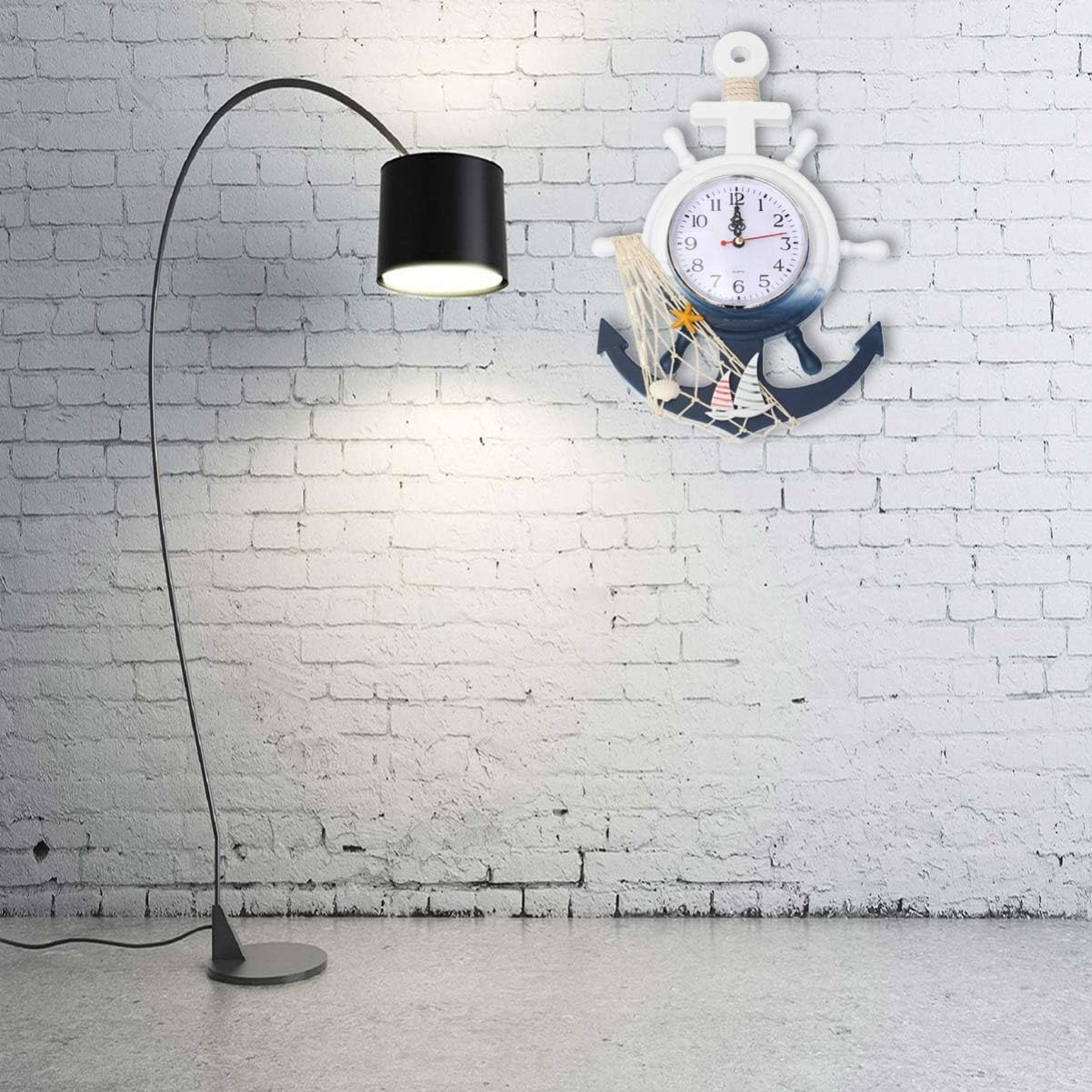 Eine schwarze Bogenlampe beleuchtet eine weiße Ziegelwand mit einer nautischen Ankeruhr.