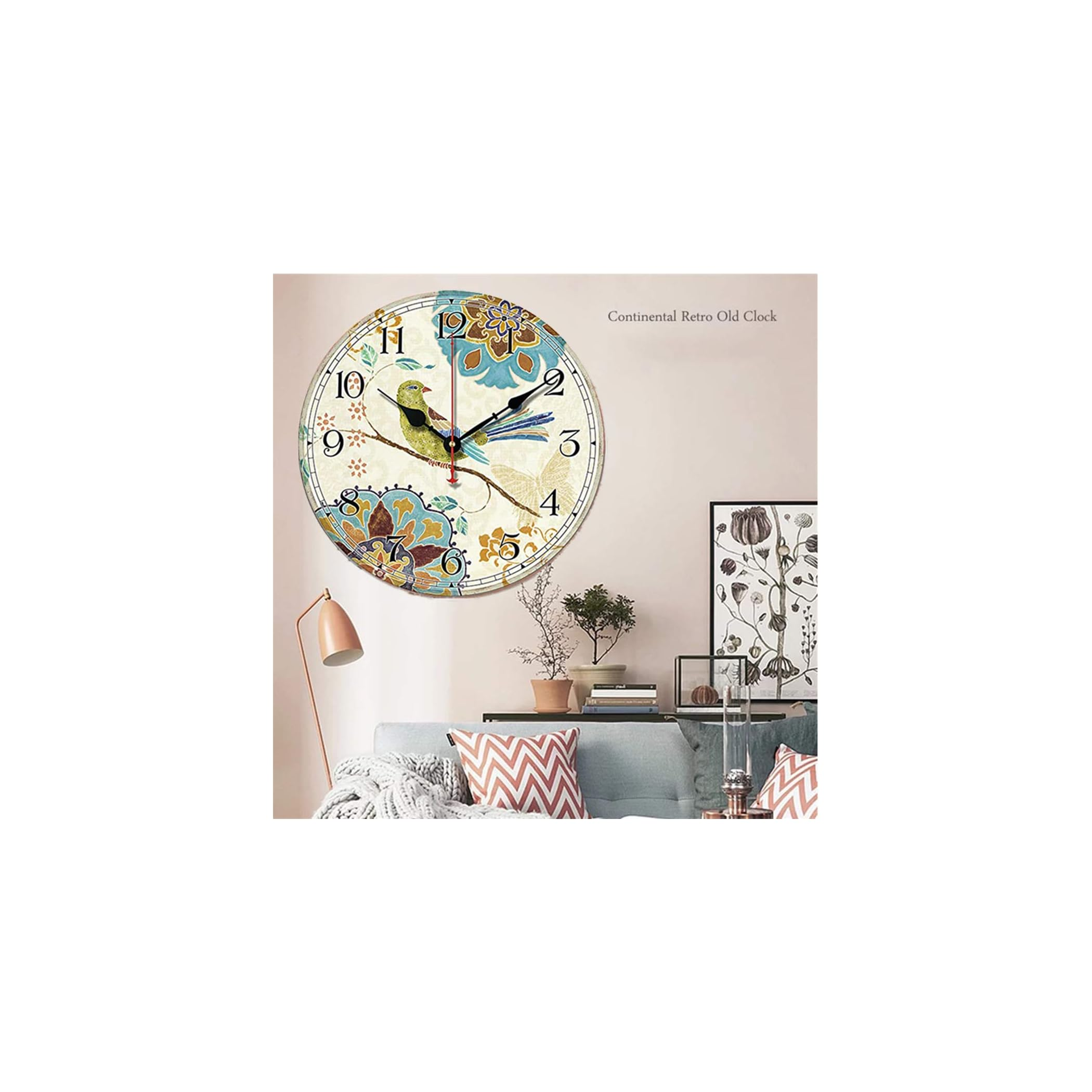 Eine Wanduhr mit Vogelmotiv und floralen Verzierungen, hängt über einem Sofa.