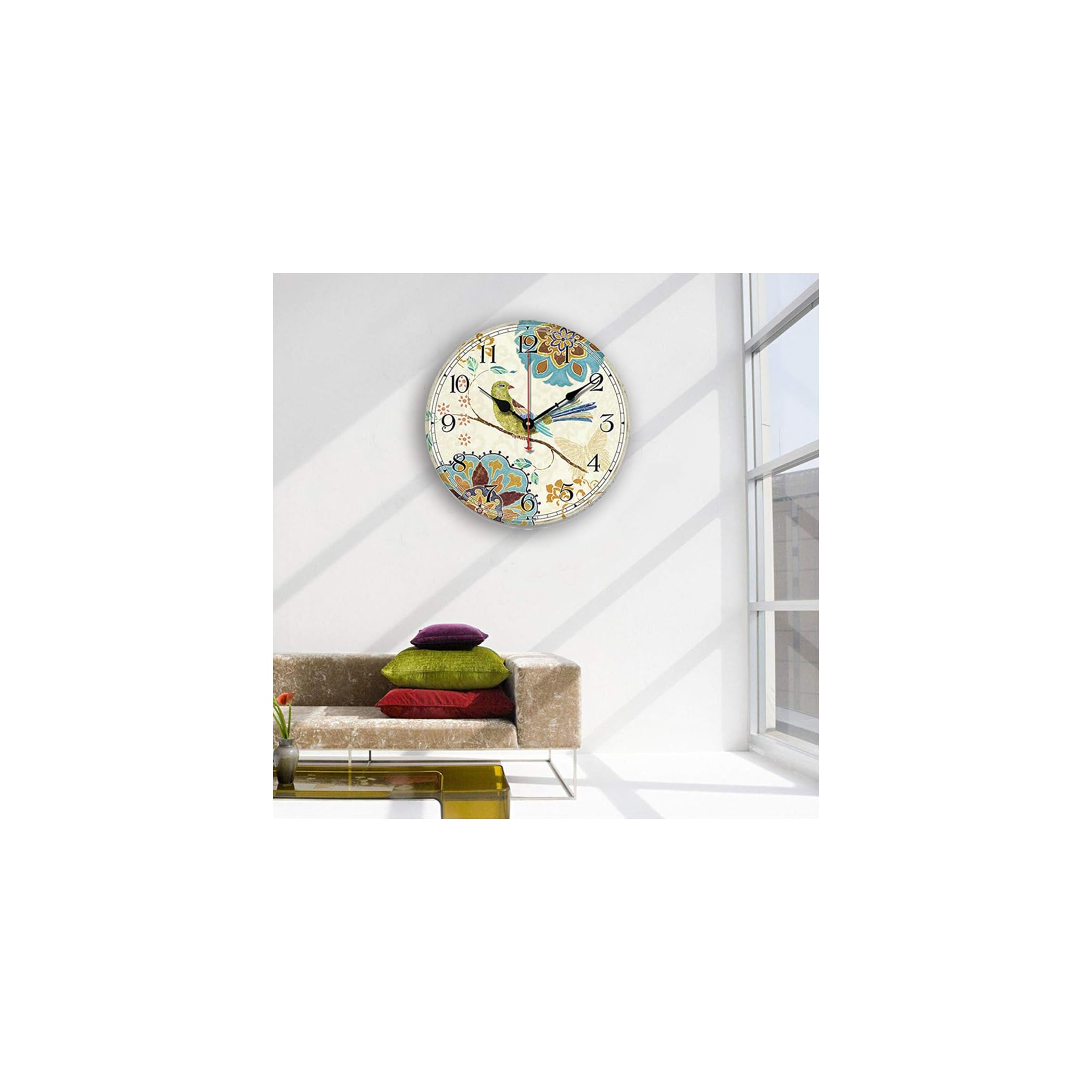 Eine Wanduhr mit Vogelmotiv hängt über einem Sofa mit Kissen.