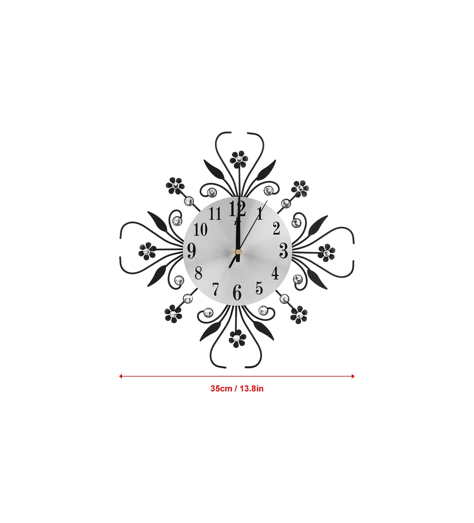 Eine silberne Wanduhr mit schwarzen Ranken, Blüten und Strasssteinen.