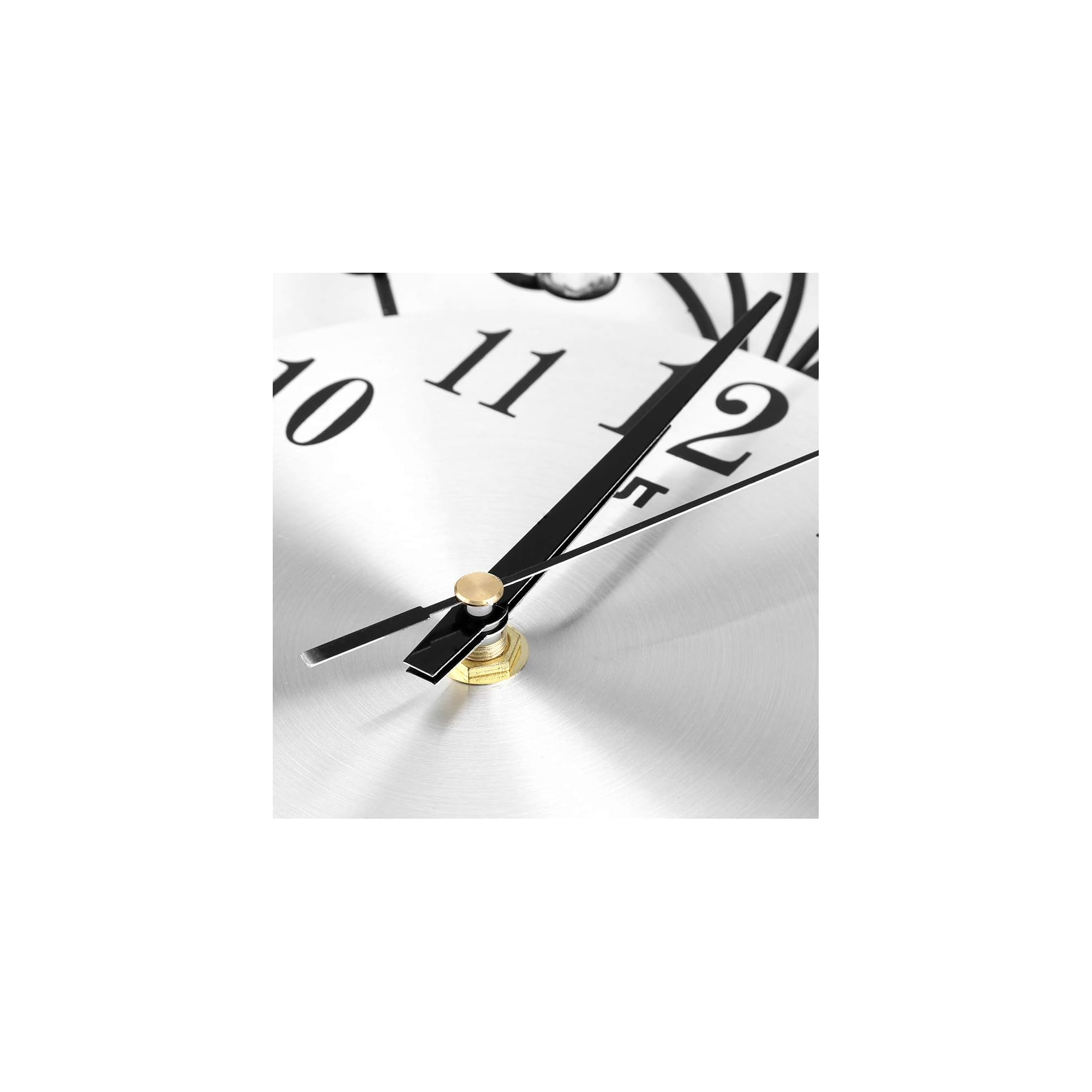 Nahaufnahme einer Uhr mit schwarzen Zeigern auf silbernem Zifferblatt. Ziffern 10, 11 und 12 sind sichtbar.
