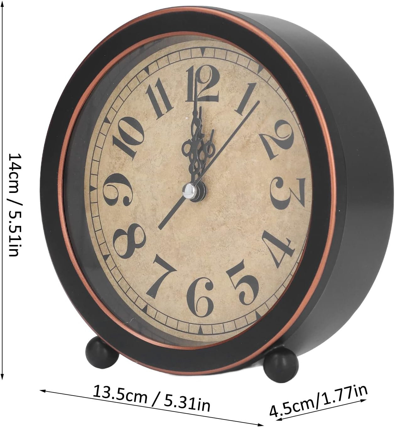 Eine schwarze analoge Weckuhr mit Kupferrand und Zifferblatt im Vintage-Stil.