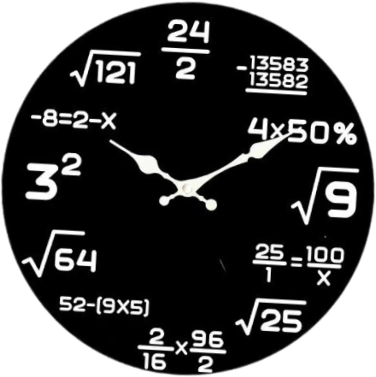Eine schwarze Uhr mit mathematischen Gleichungen anstelle von Zahlen.