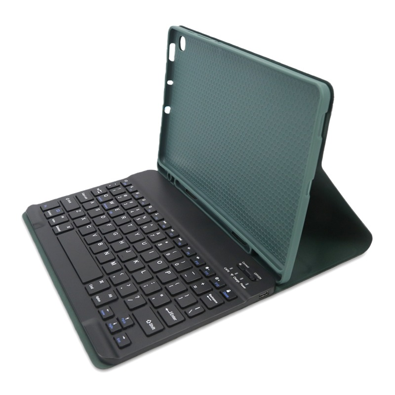 Tastiera nera con custodia verde scuro per tablet, su sfondo bianco.
