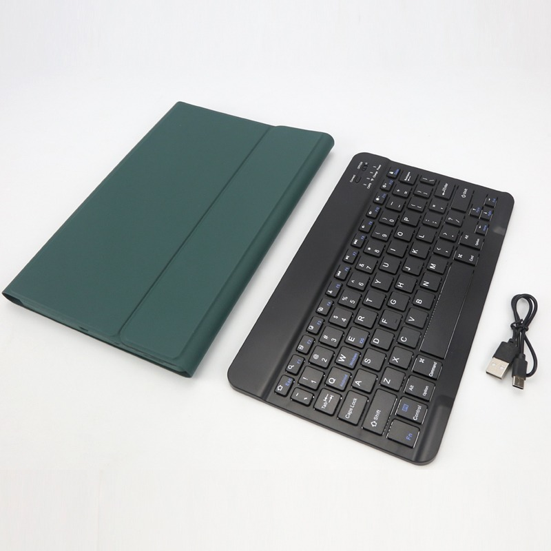 Una custodia verde scuro accanto a una tastiera nera e un cavo USB.